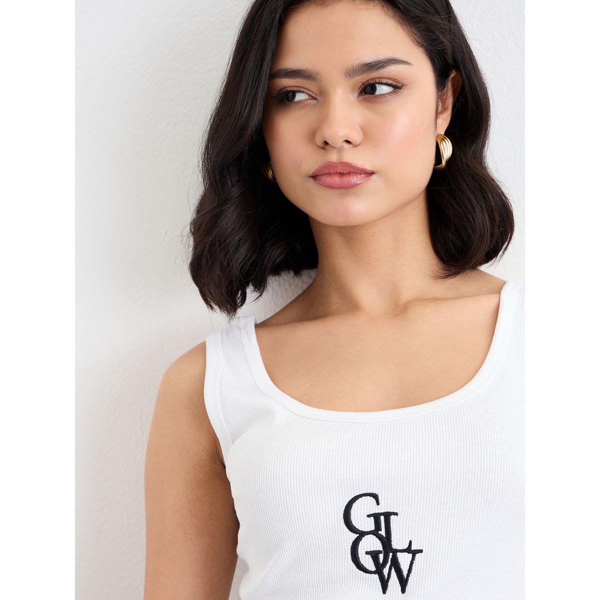 بلوزة بلا أكمام مضلعة بياقة سكوب وتفاصيل مُطرّزة-women-clothing-tshirts-image-3