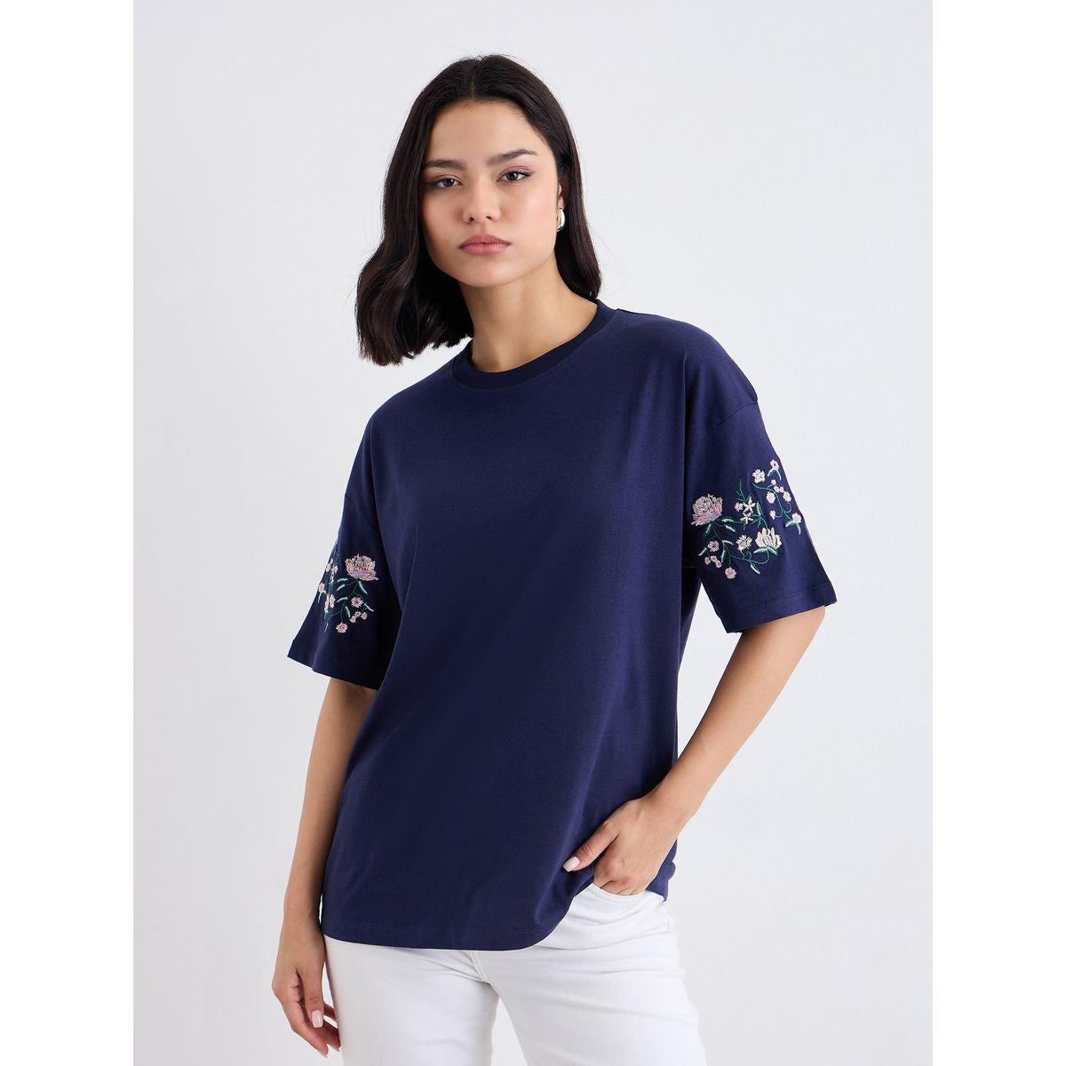 تيشيرت فضفاض بتفاصيل مُطرزة-women-clothing-tshirts-image-2