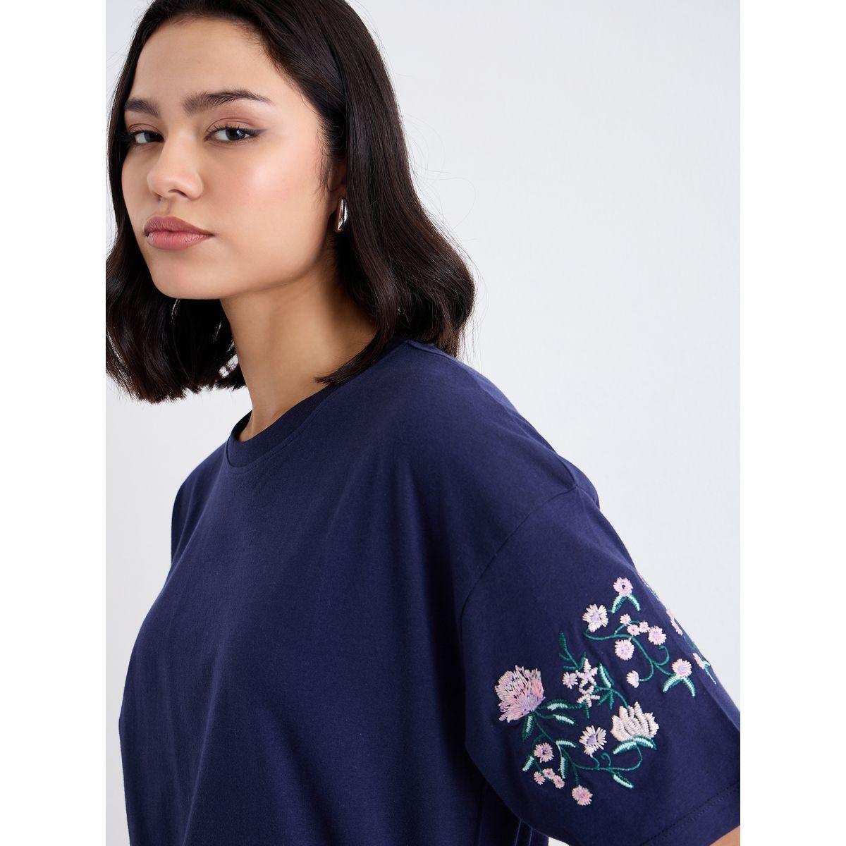 تيشيرت فضفاض بتفاصيل مُطرزة-women-clothing-tshirts-image-3