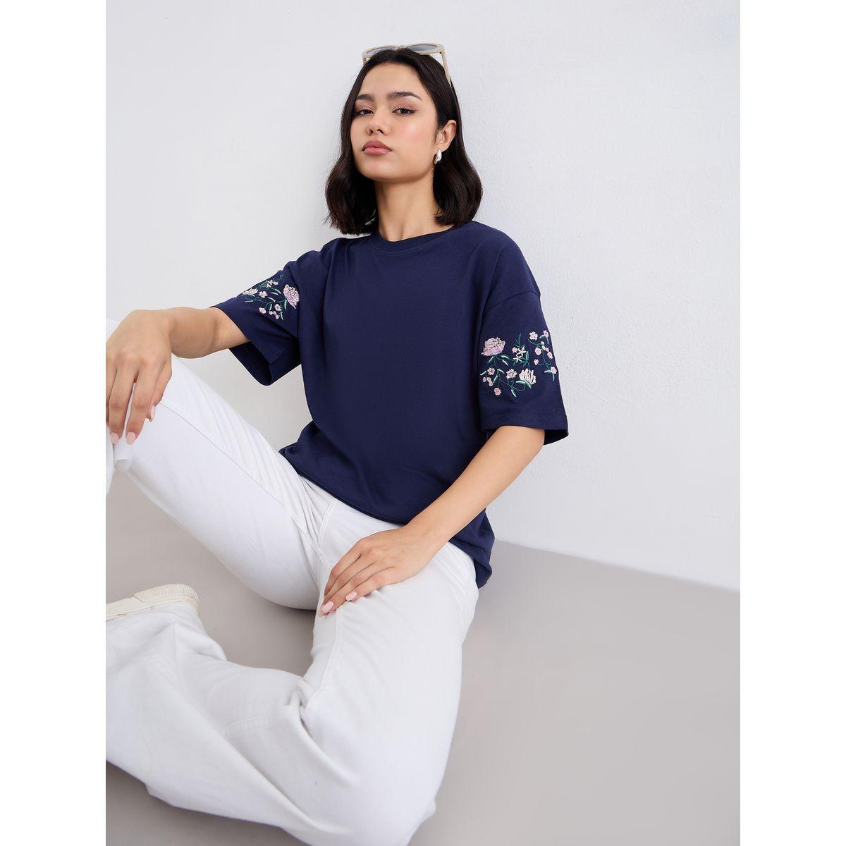 تيشيرت فضفاض بتفاصيل مُطرزة-women-clothing-tshirts-image-5