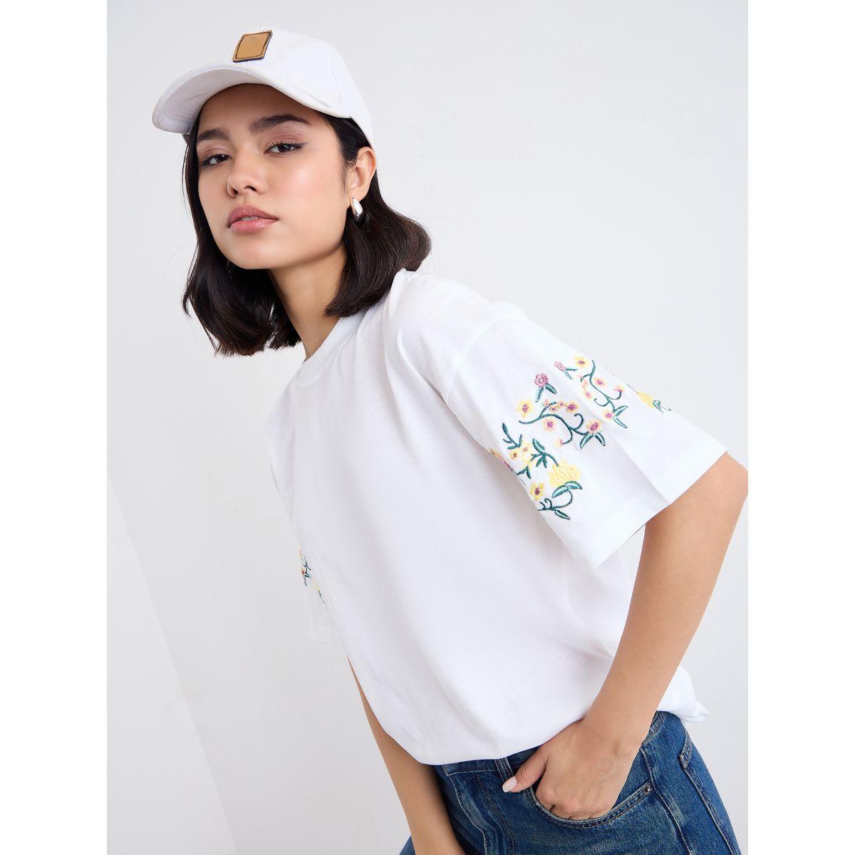 تيشيرت فضفاض بتفاصيل زهور مُطرزة-women-clothing-tshirts-image-5