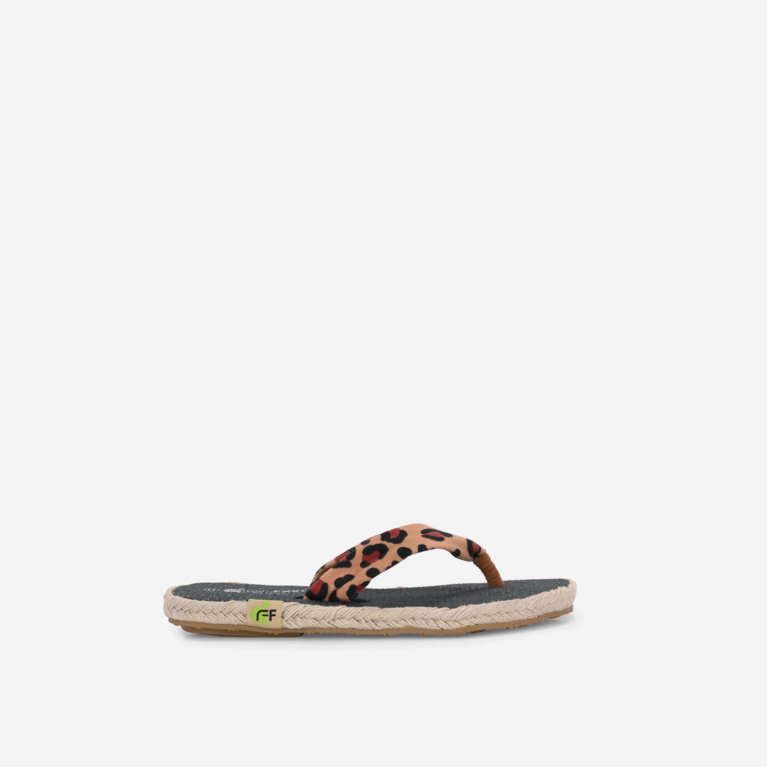 فريش فيت × ستايلي - شبشب يوجا بطبعة جلد النمر-women-shoes-sandals-flats-image-4