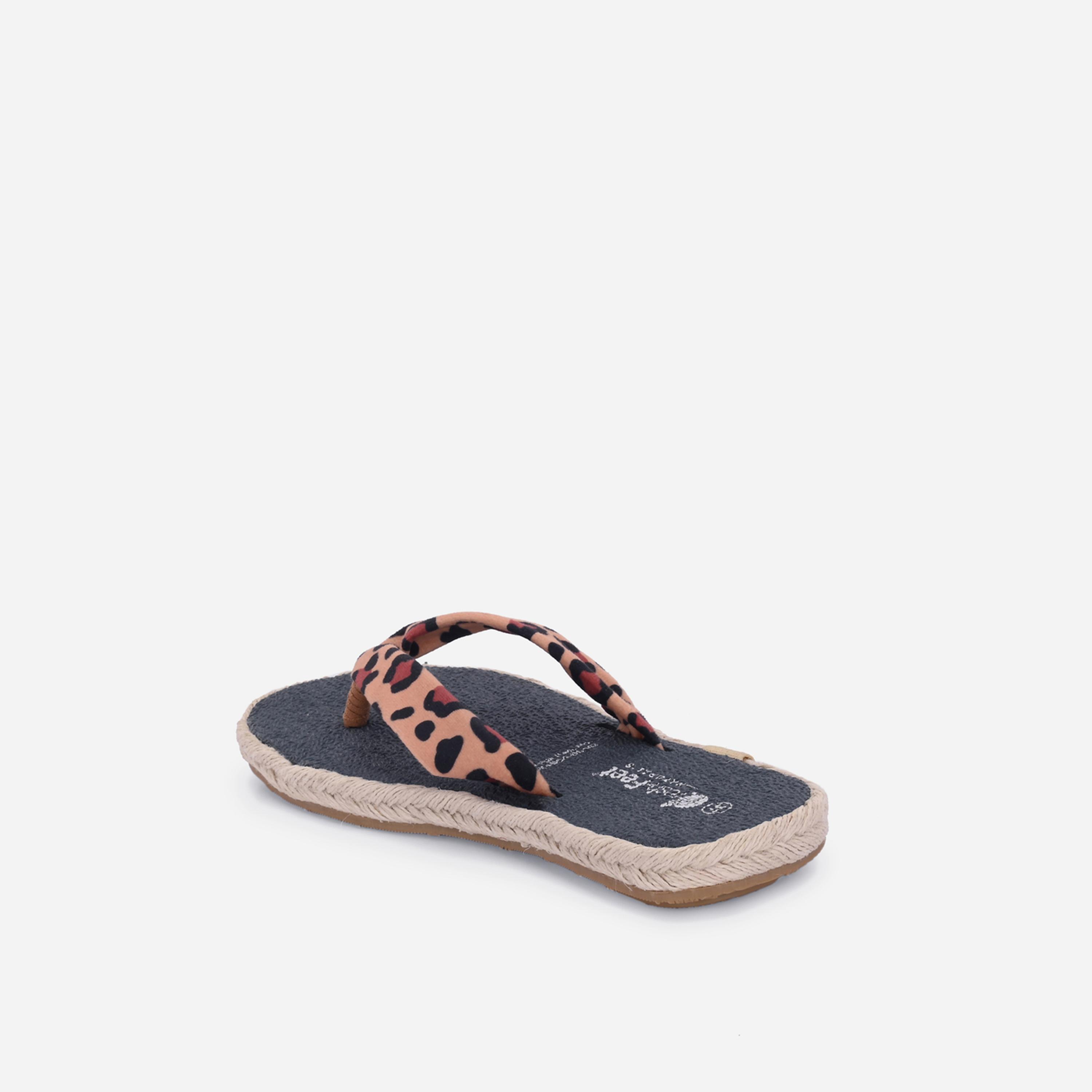 فريش فيت × ستايلي - شبشب يوجا بطبعة جلد النمر-women-shoes-sandals-flats-image-5