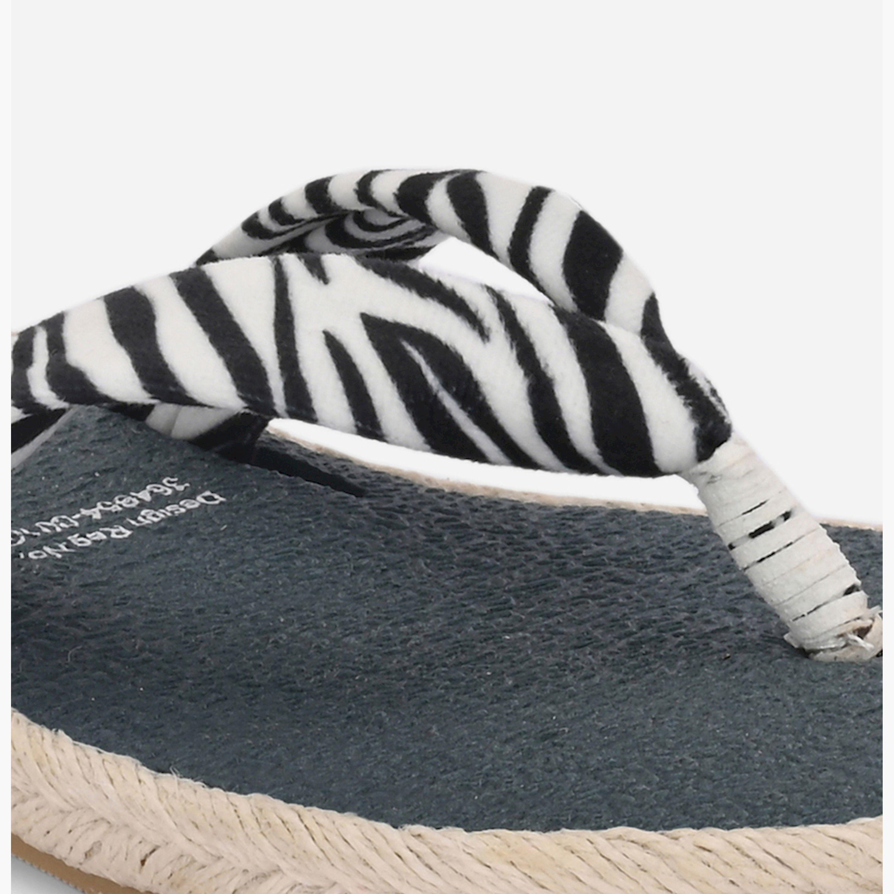 فريش فيت × ستايلي - شبشب يوجا بطبعة حمار وحشي-women-shoes-sandals-flats-image-2