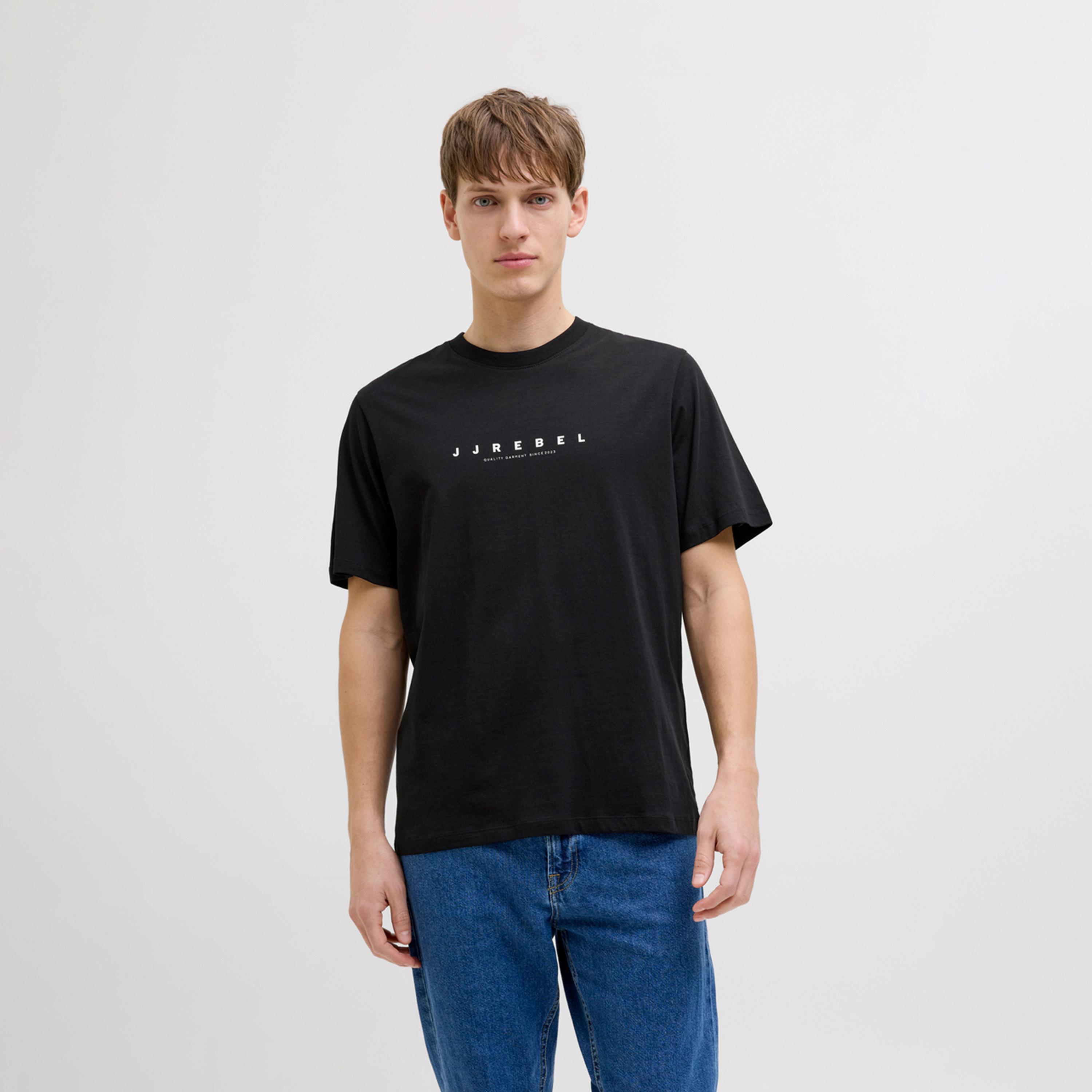 ريبيل × ستايلي - تي شيرت بشعار وفتحة رقبة دائرية بأكمام قصيرة-men-clothing-tshirtsandpolos-tshirts-image-1