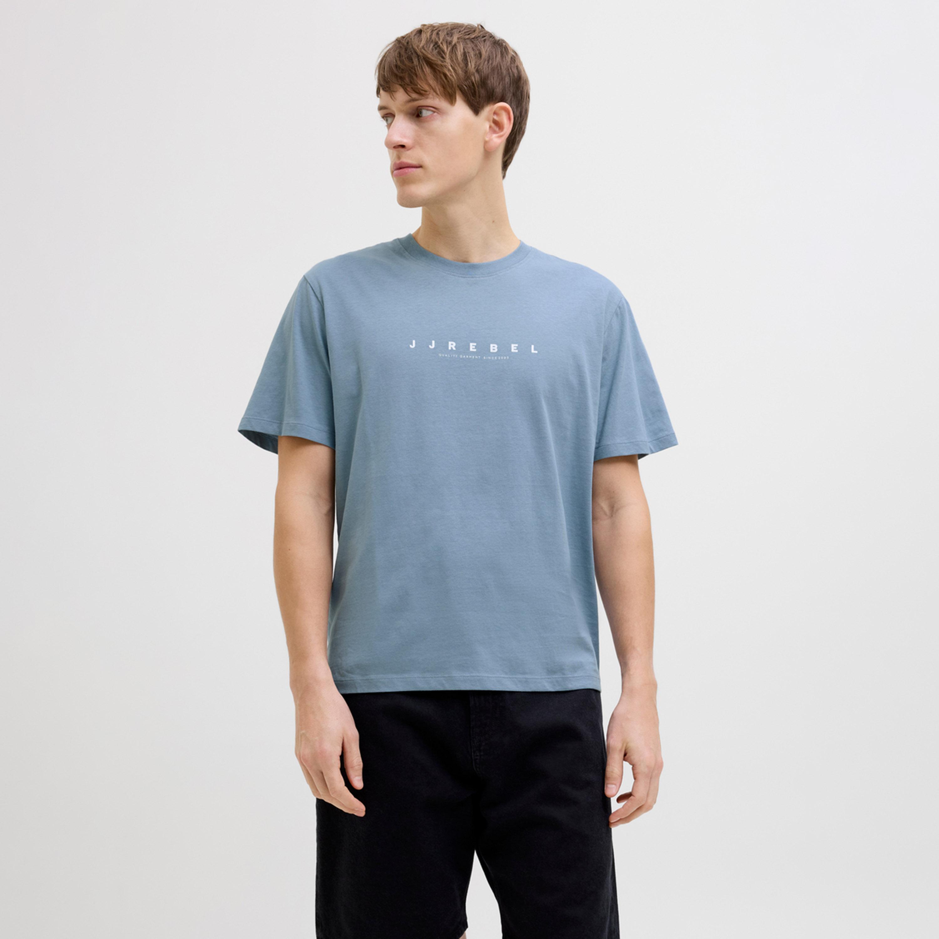 ريبيل × ستايلي - تي شيرت بشعار وفتحة رقبة دائرية بأكمام قصيرة-men-clothing-tshirtsandpolos-tshirts-image-1