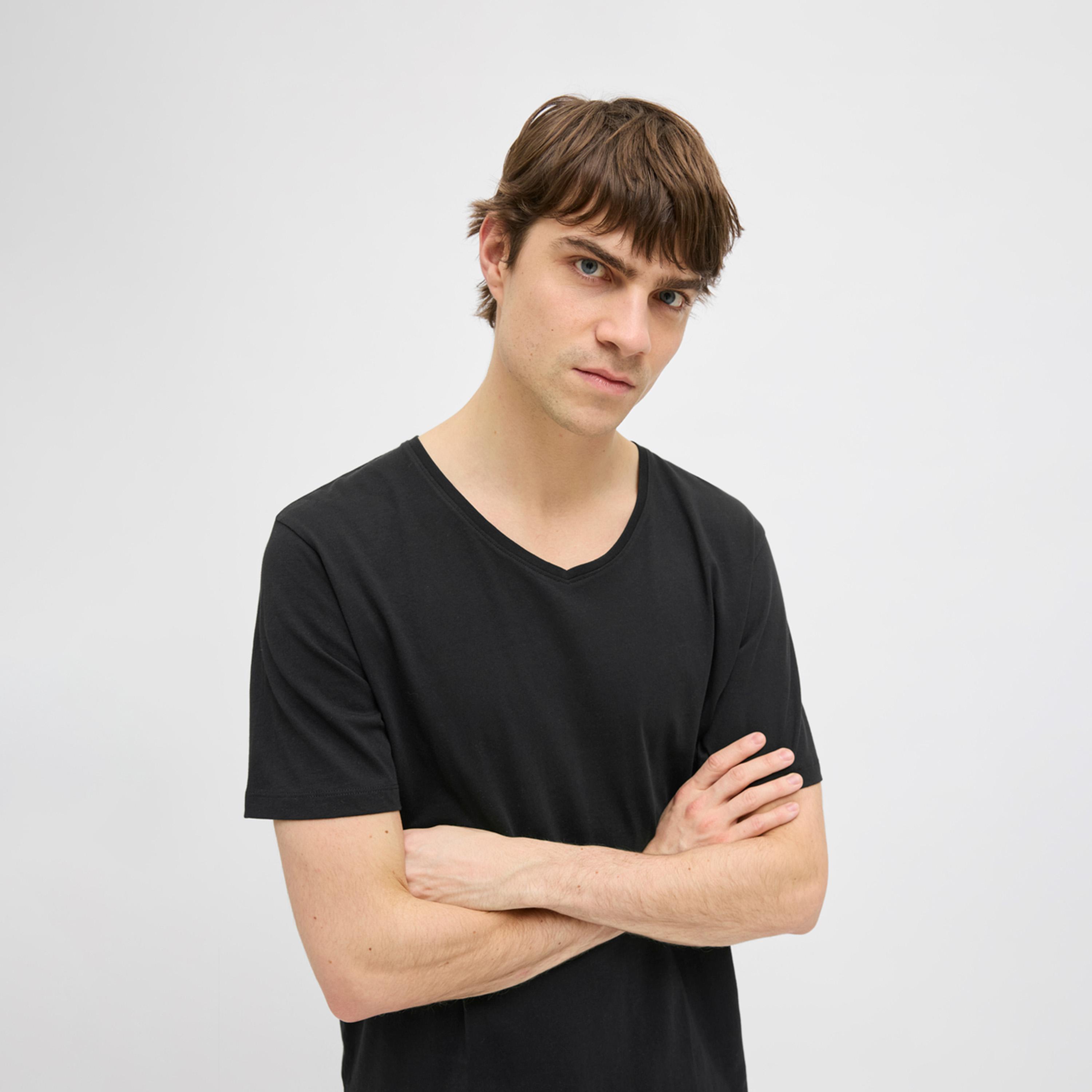 ريبيل × ستايلي - تي شيرت جريباسيك بفتحة رقبة على شكل حرف V-men-clothing-tshirtsandpolos-tshirts-image-2