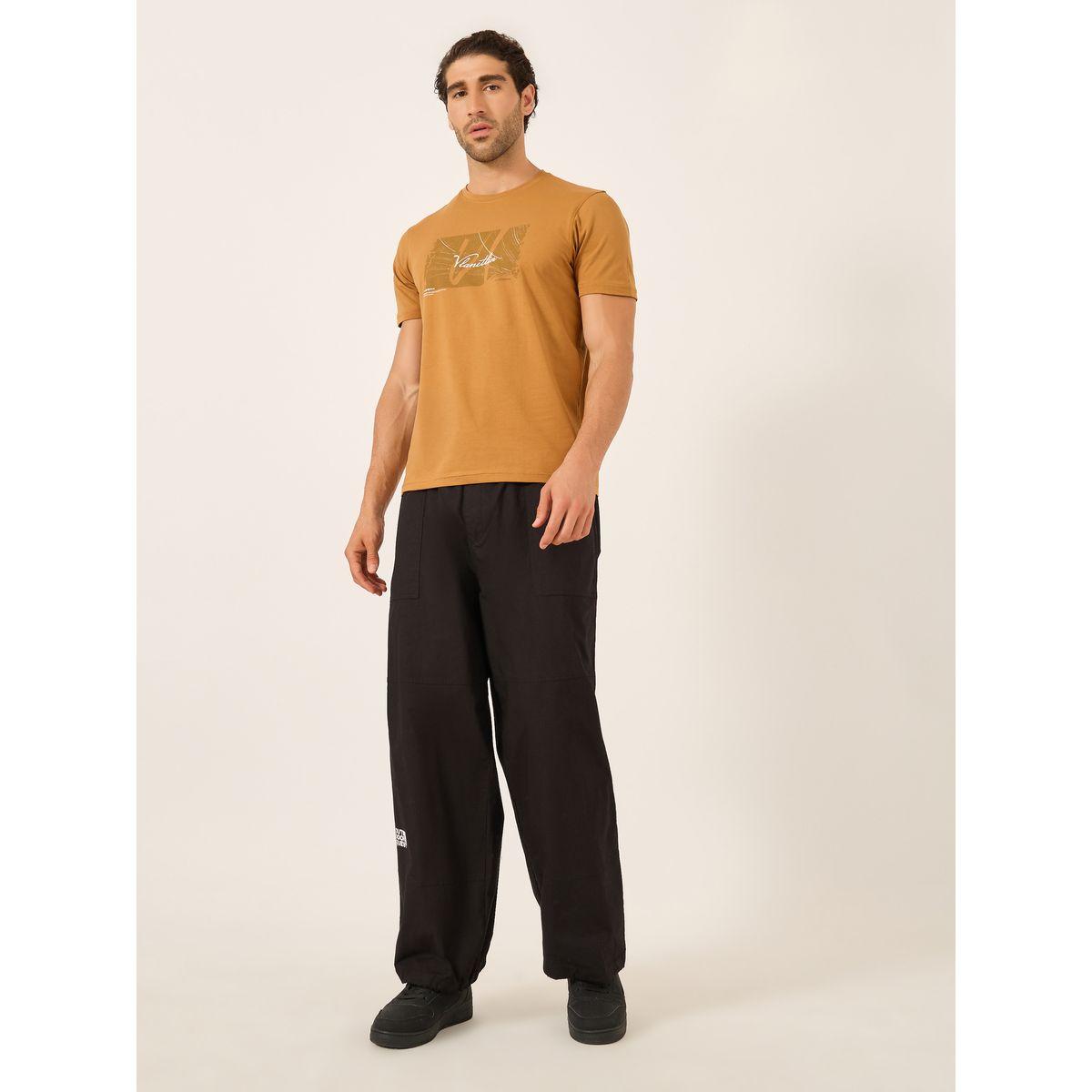 تيشيرت بياقة ضيقة وطبعة جرافيك-men-clothing-tshirtsandpolos-tshirts-image-2