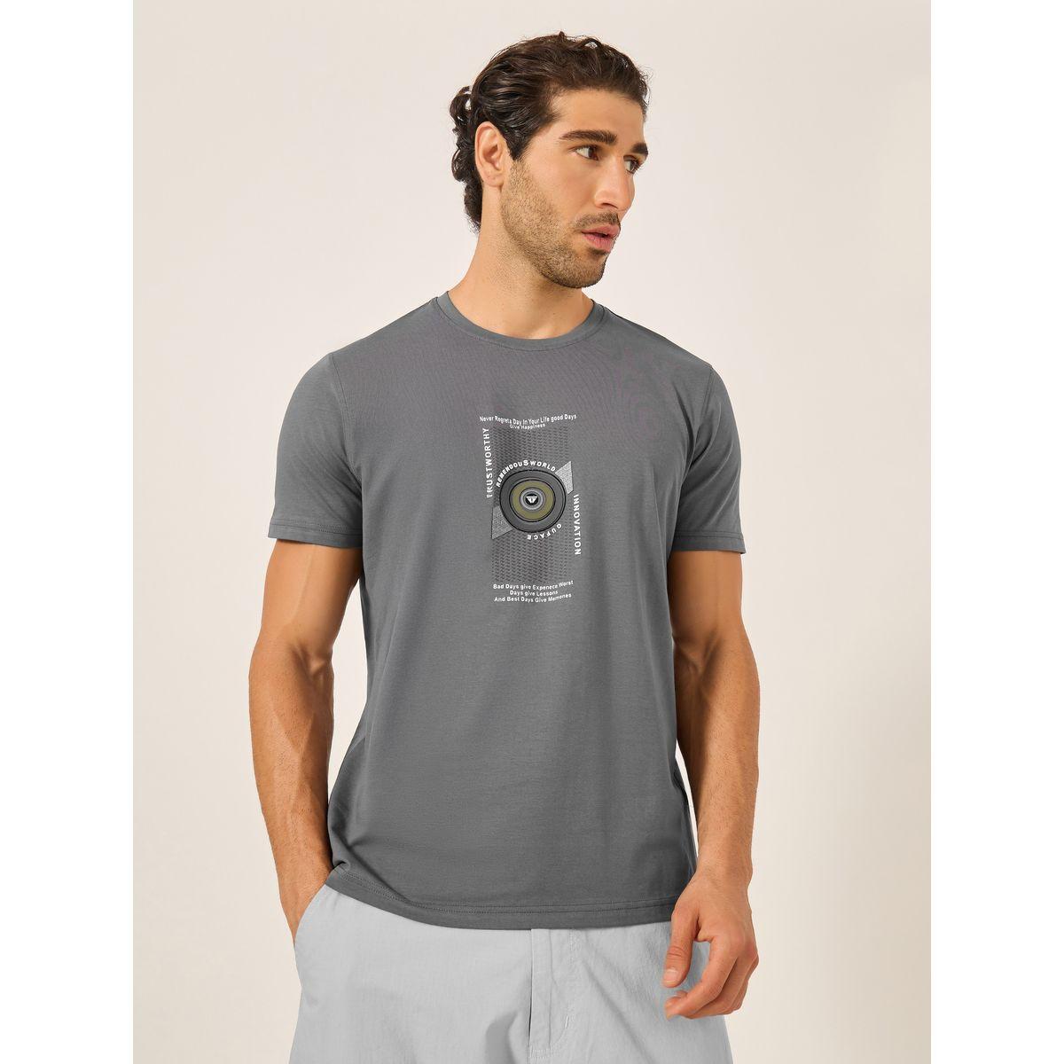 تيشيرت بياقة ضيقة وطبعة جرافيك-men-clothing-tshirtsandpolos-tshirts-image-1