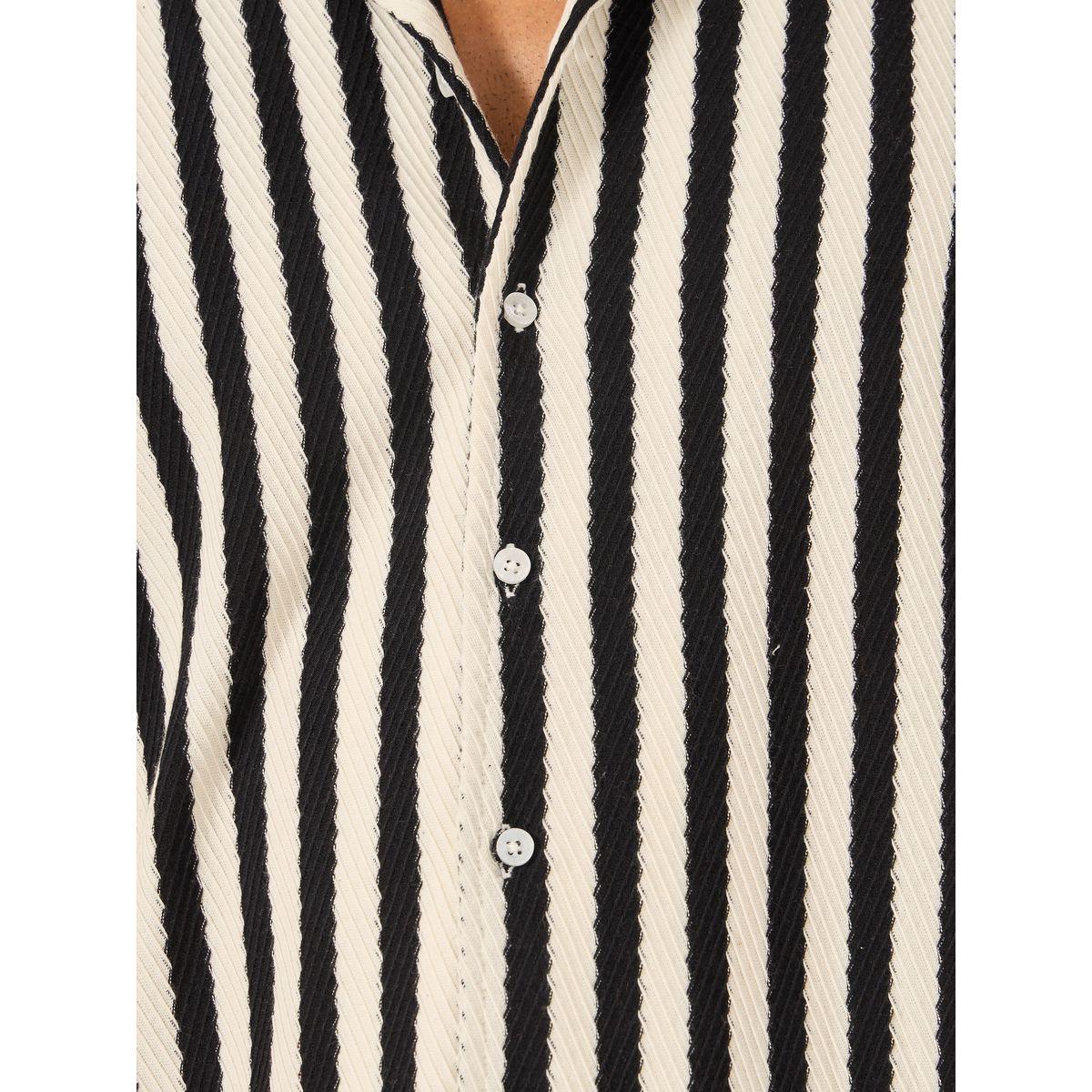 تيشيرت مخطط بقصة عادية وأكمام قصيرة-men-clothing-shirts-image-3