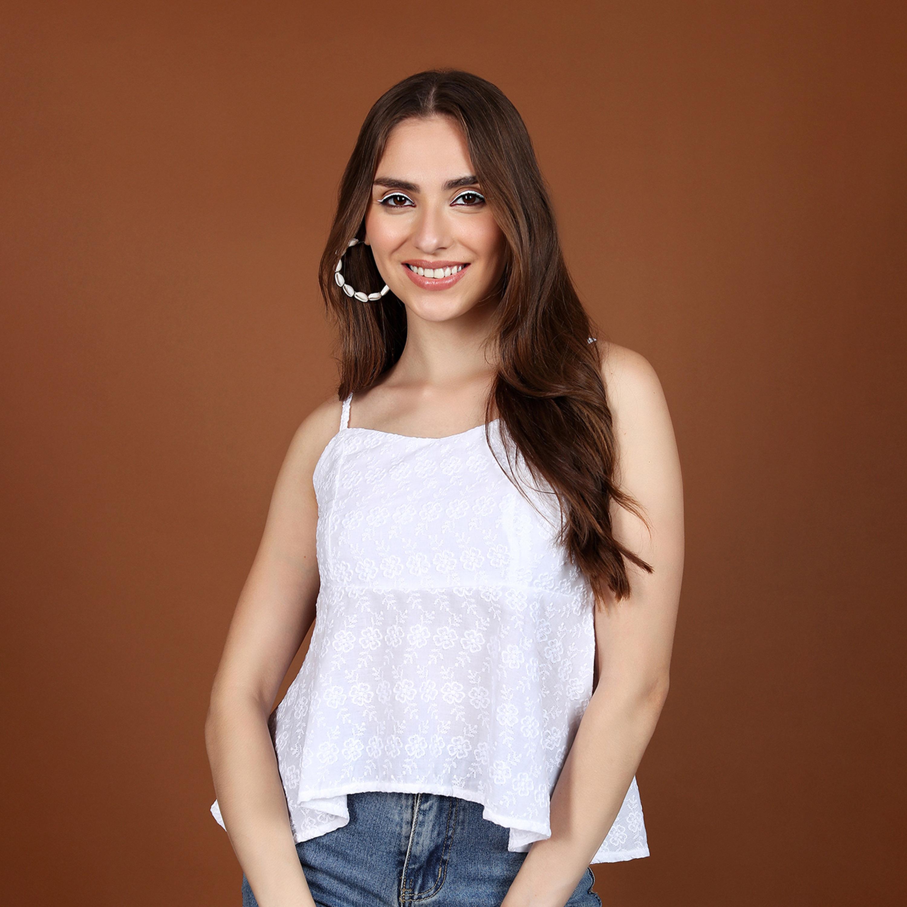 فيشود × ستايلي - بلوزة بيبلوم مطرزة بالورود مع حزام كتف - أبيض-women-clothing-shirtsandblouses-blouses-image-1