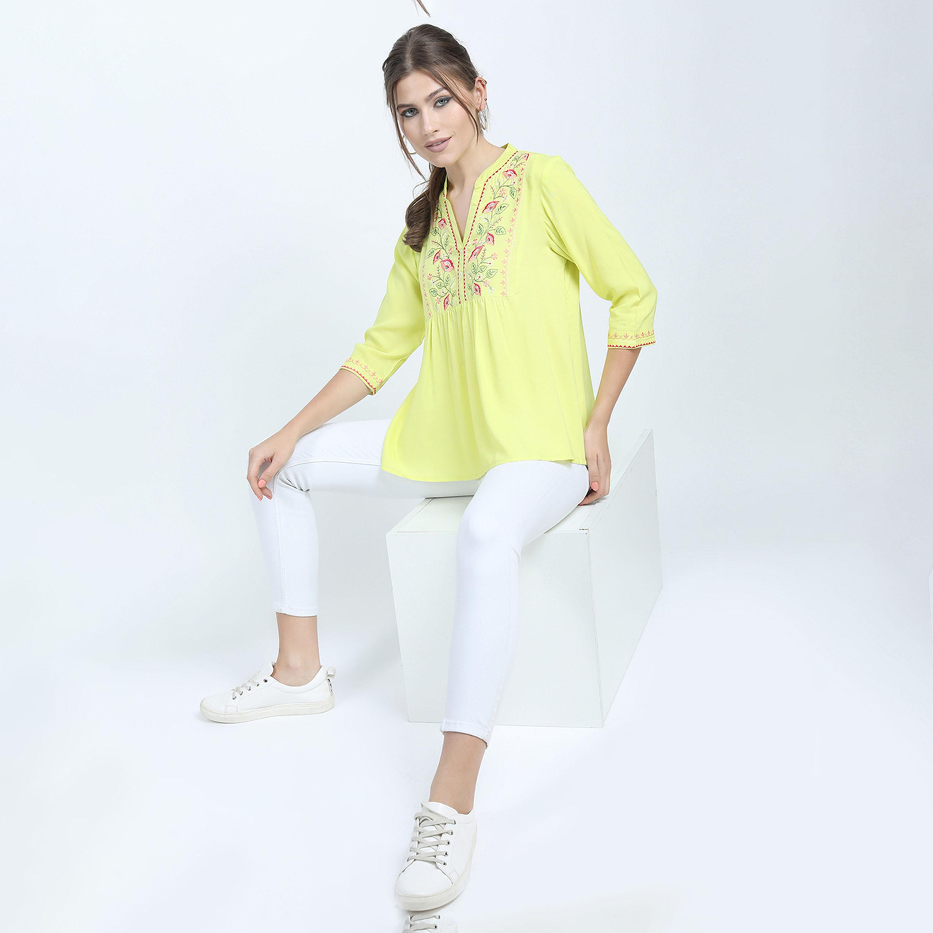 فيشود × ستايلي - بلوزة مطرزة بالزهور بياقة ماندرين - أصفر-women-clothing-shirtsandblouses-blouses-image-2