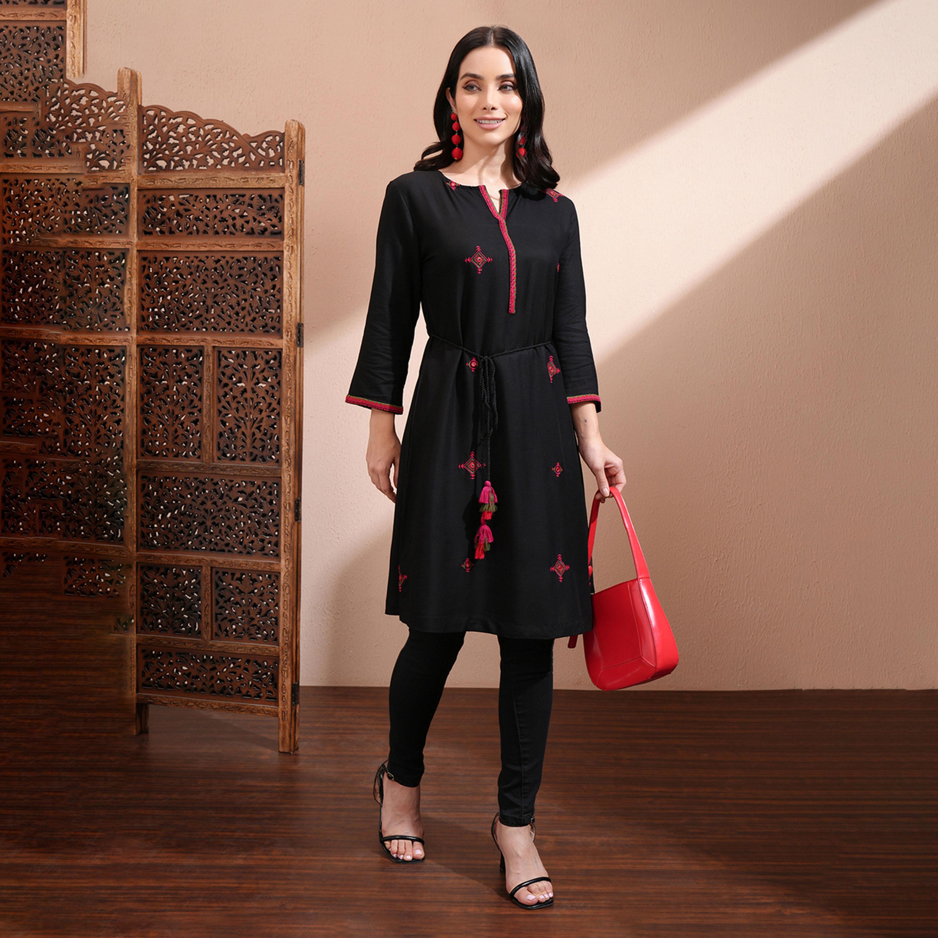 فيشود × ستايلي - كورتا نسائية مطرزة بالورود بتصميم A-women-clothing-shirtsandblouses-blouses-image-1