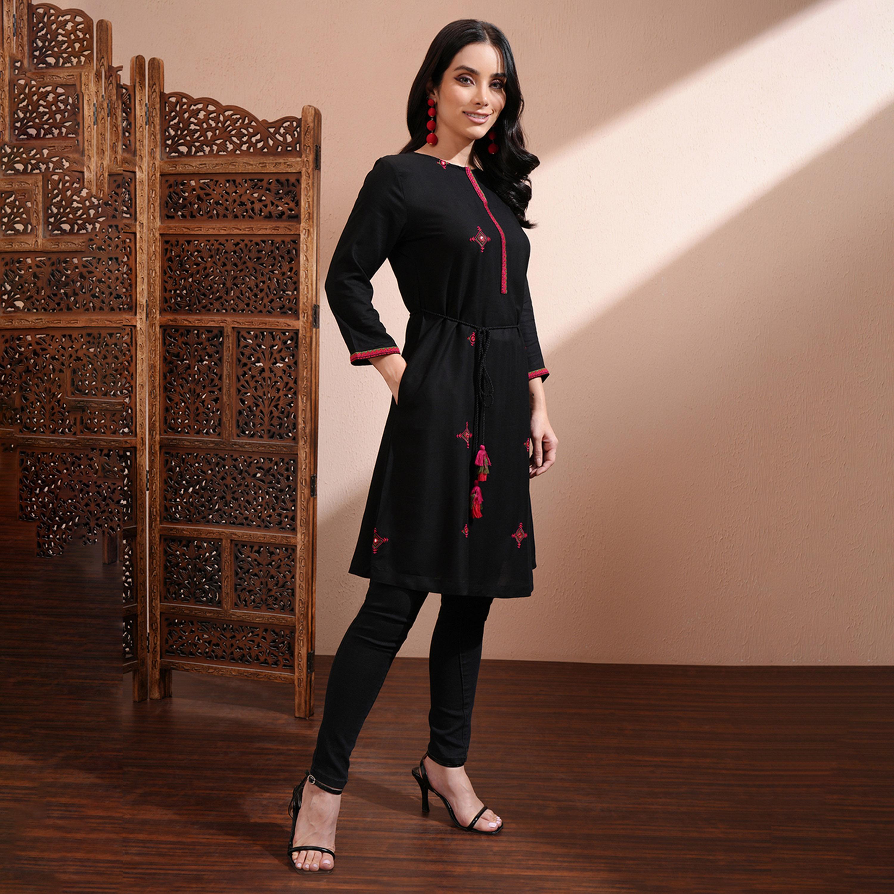 فيشود × ستايلي - كورتا نسائية مطرزة بالورود بتصميم A-women-clothing-shirtsandblouses-blouses-image-6