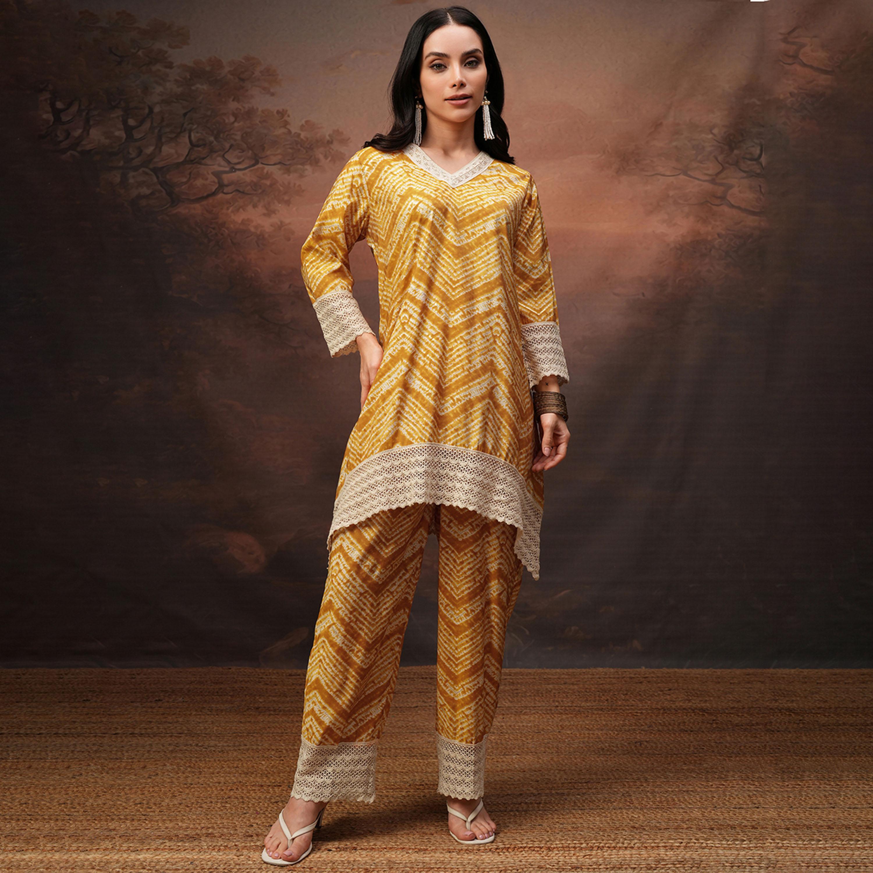فيشود × ستايلي - تونيك مطبوع بفتحة رقبة V وأكمام ثلاثة أرباع مع بنطال - أصفر-women-clothing-coordsets-image-1