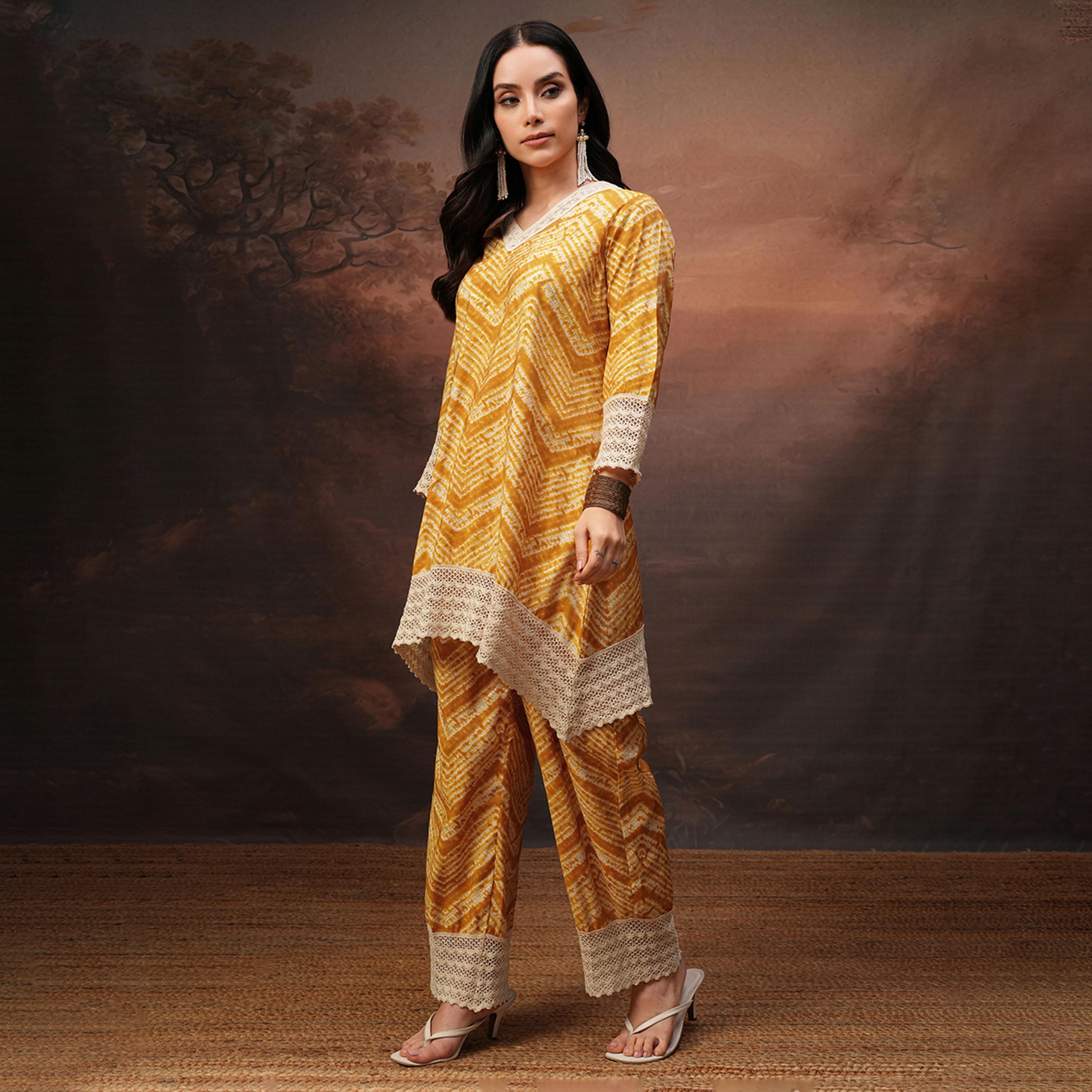 فيشود × ستايلي - تونيك مطبوع بفتحة رقبة V وأكمام ثلاثة أرباع مع بنطال - أصفر-women-clothing-coordsets-image-2