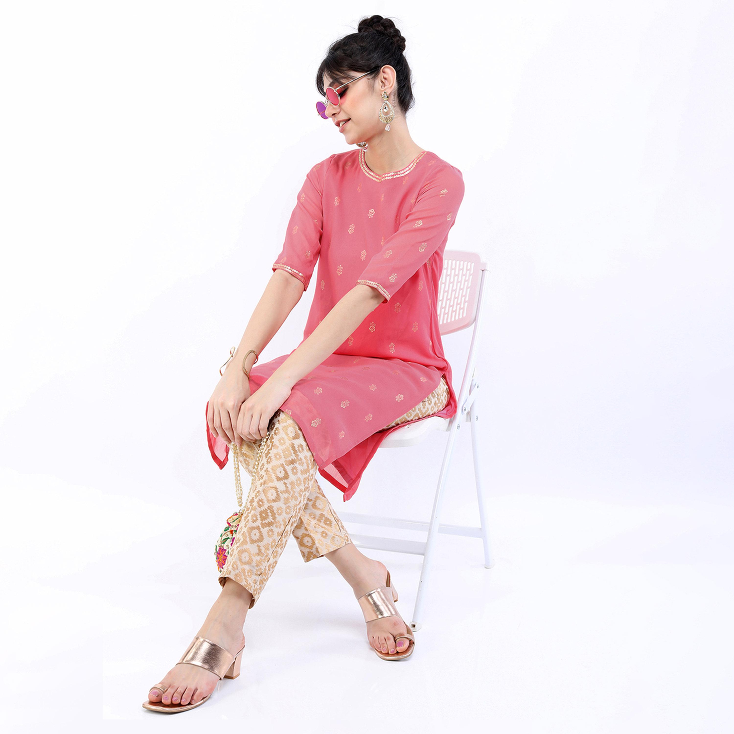 فيشود × ستايلي - كورتا مستقيمة مطبوعة بنقشة زهور باللونين الوردي والذهبي للنساء-women-clothing-ethnicwear-kurtas-image-2