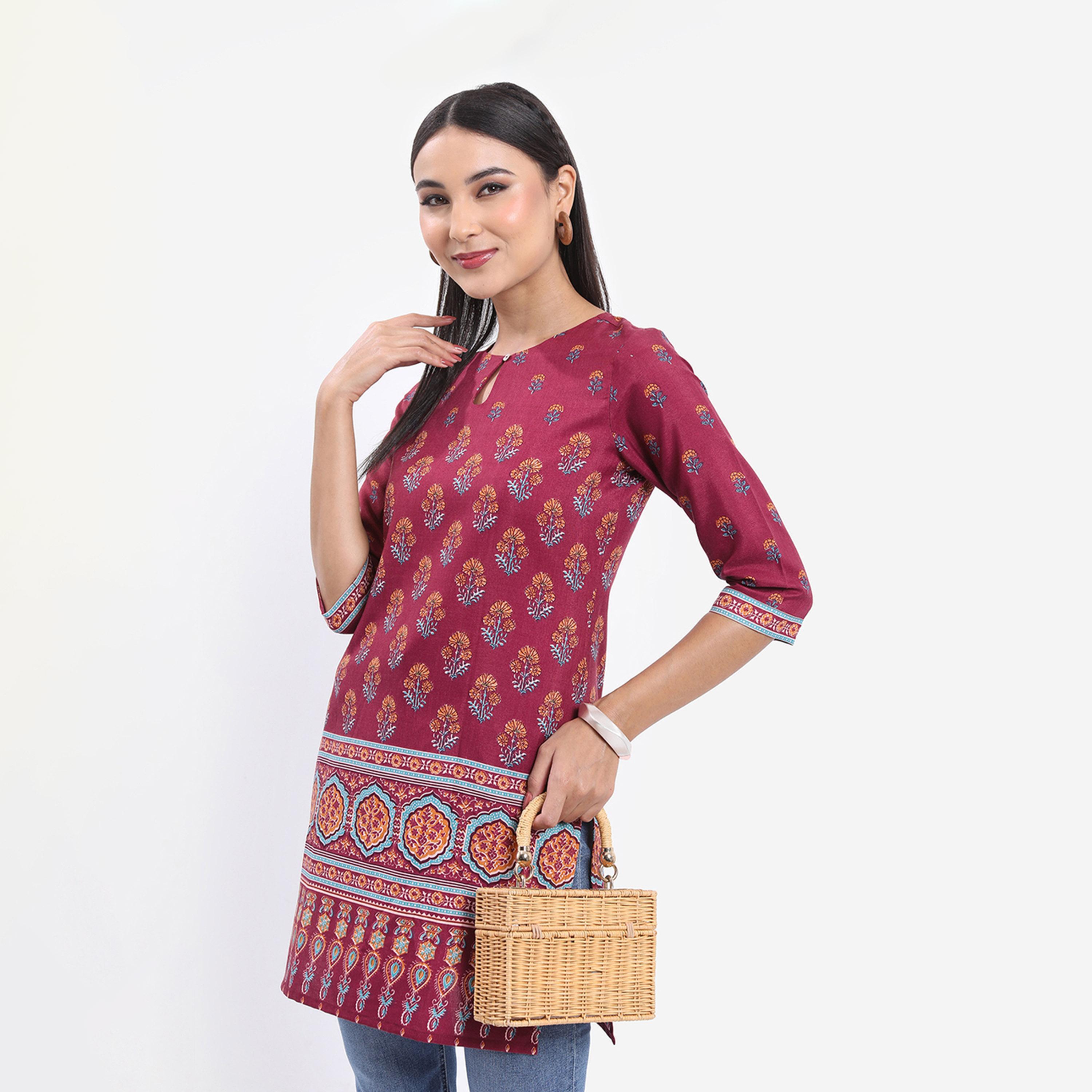 فيشود × ستايلي - كورتي بفتحة رقبة صغيرة وطبعة أزهار - أحمر داكن-women-clothing-ethnicwear-kurtas-image-1