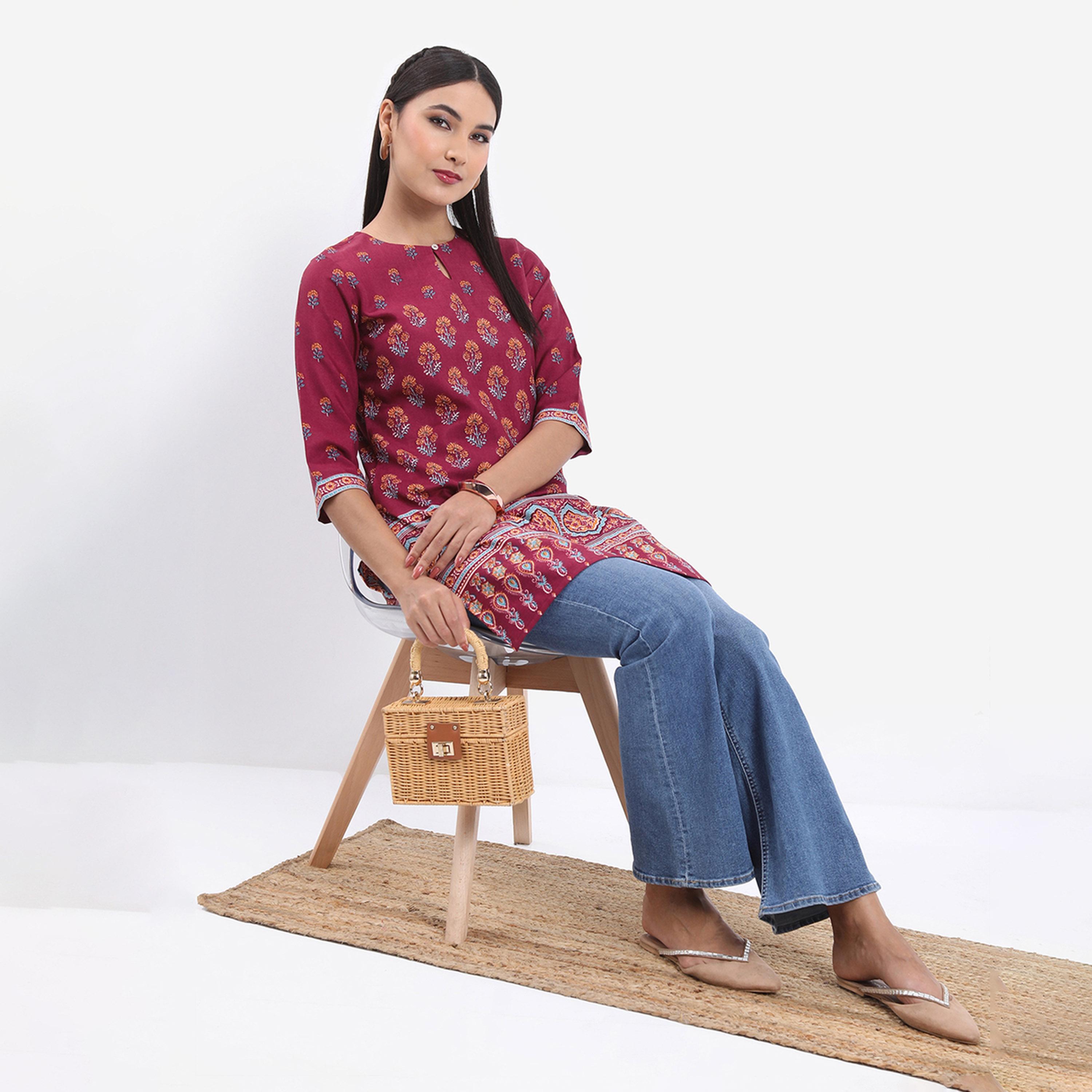 فيشود × ستايلي - كورتي بفتحة رقبة صغيرة وطبعة أزهار - أحمر داكن-women-clothing-ethnicwear-kurtas-image-2