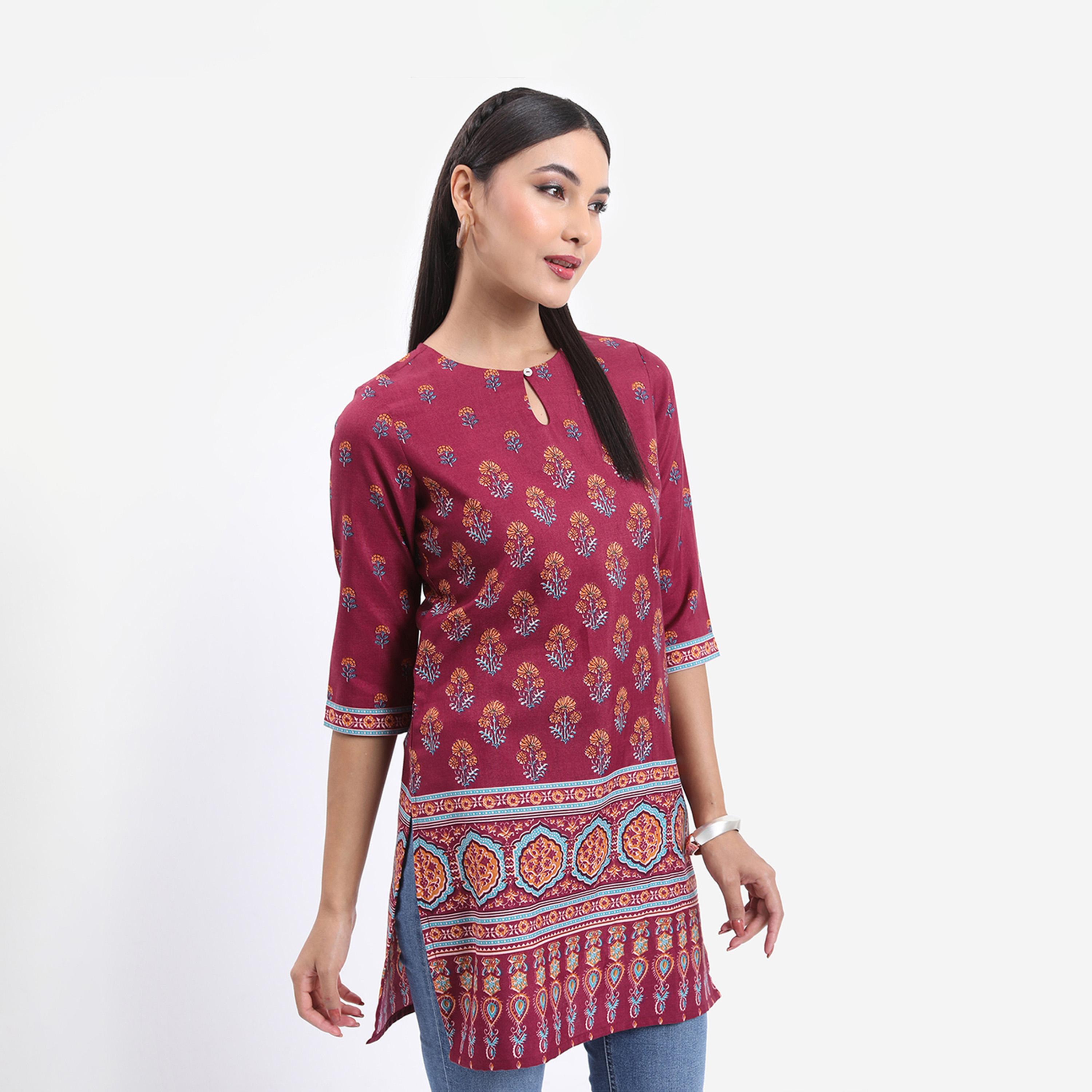 فيشود × ستايلي - كورتي بفتحة رقبة صغيرة وطبعة أزهار - أحمر داكن-women-clothing-ethnicwear-kurtas-image-4