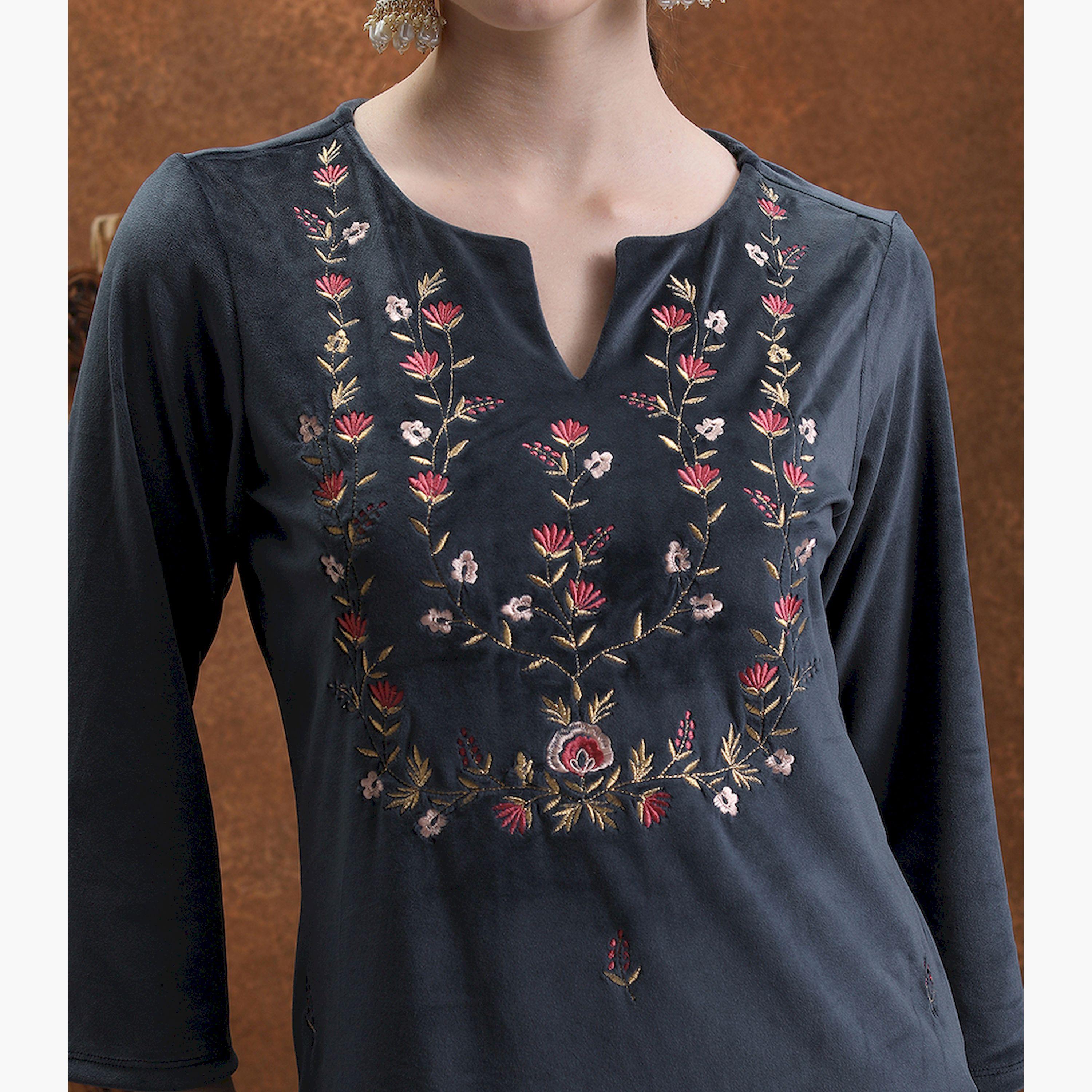 Vishudh X Styli Navy Blue Floral Embroidered Straight Kurta-women-clothing-ethnicwear-kurtas-image-5