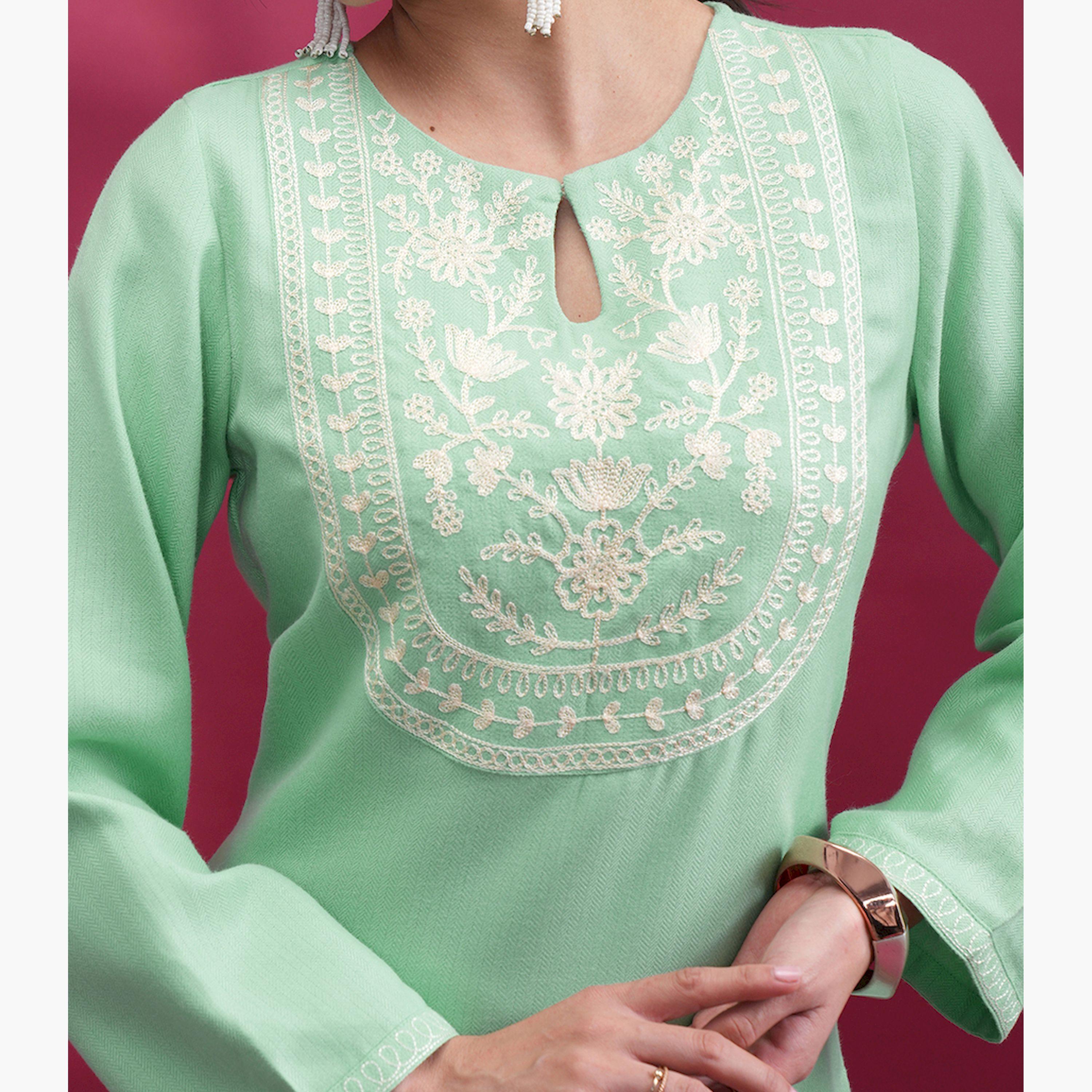Vishudh X Styli Green Floral Embroidered Keyhole Neck Flared Sleeves Thread Work Straight Kurta-women-clothing-ethnicwear-kurtas-image-5