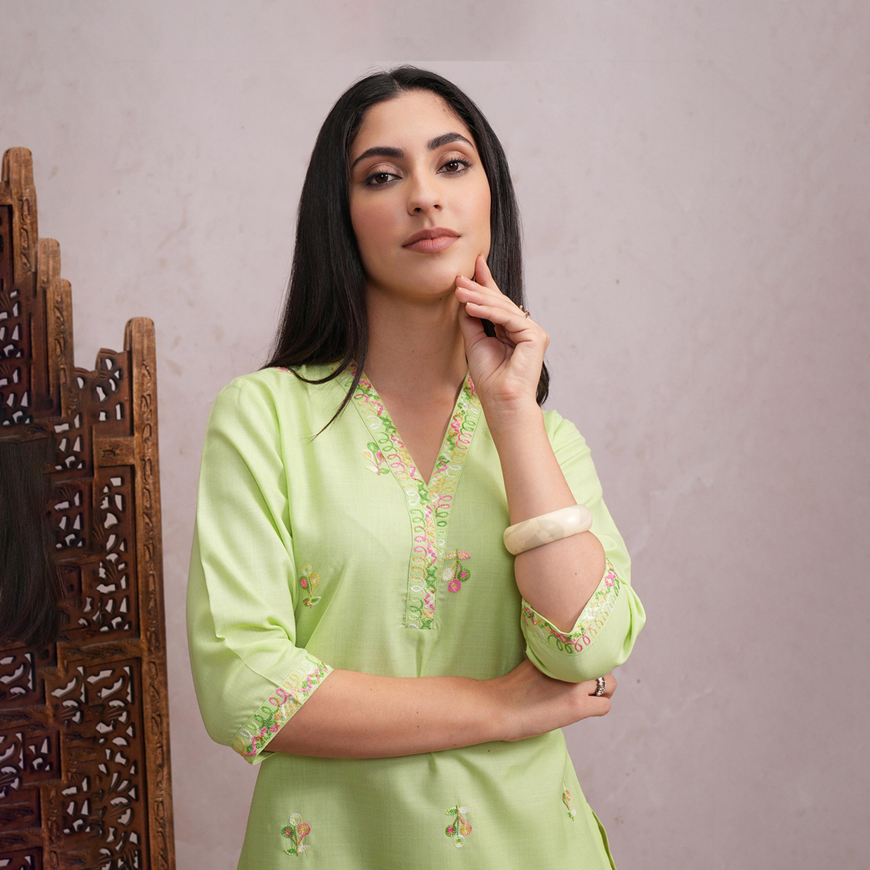 Vishudh X Styli Green Ethnic Motifs Embroidered V-Neck Thread Work Straight Kurta-women-clothing-ethnicwear-kurtas-image-6