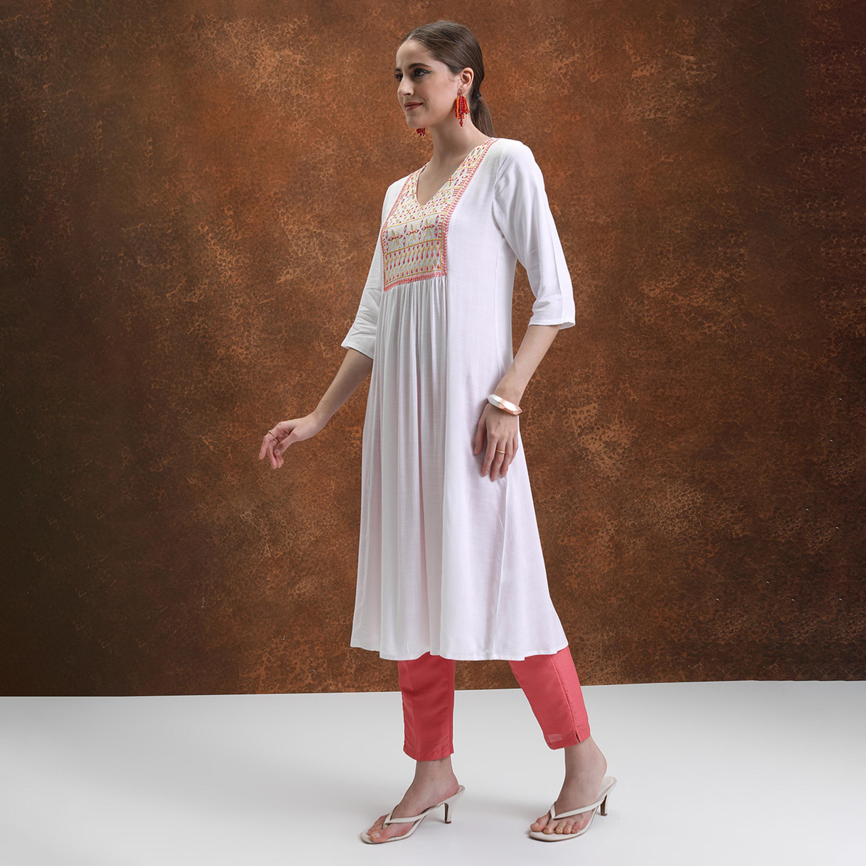 فيشود × ستايلي - كورتا مطرزة بأشكال هندسية وقصة A - أبيض-women-clothing-ethnicwear-kurtas-image-2