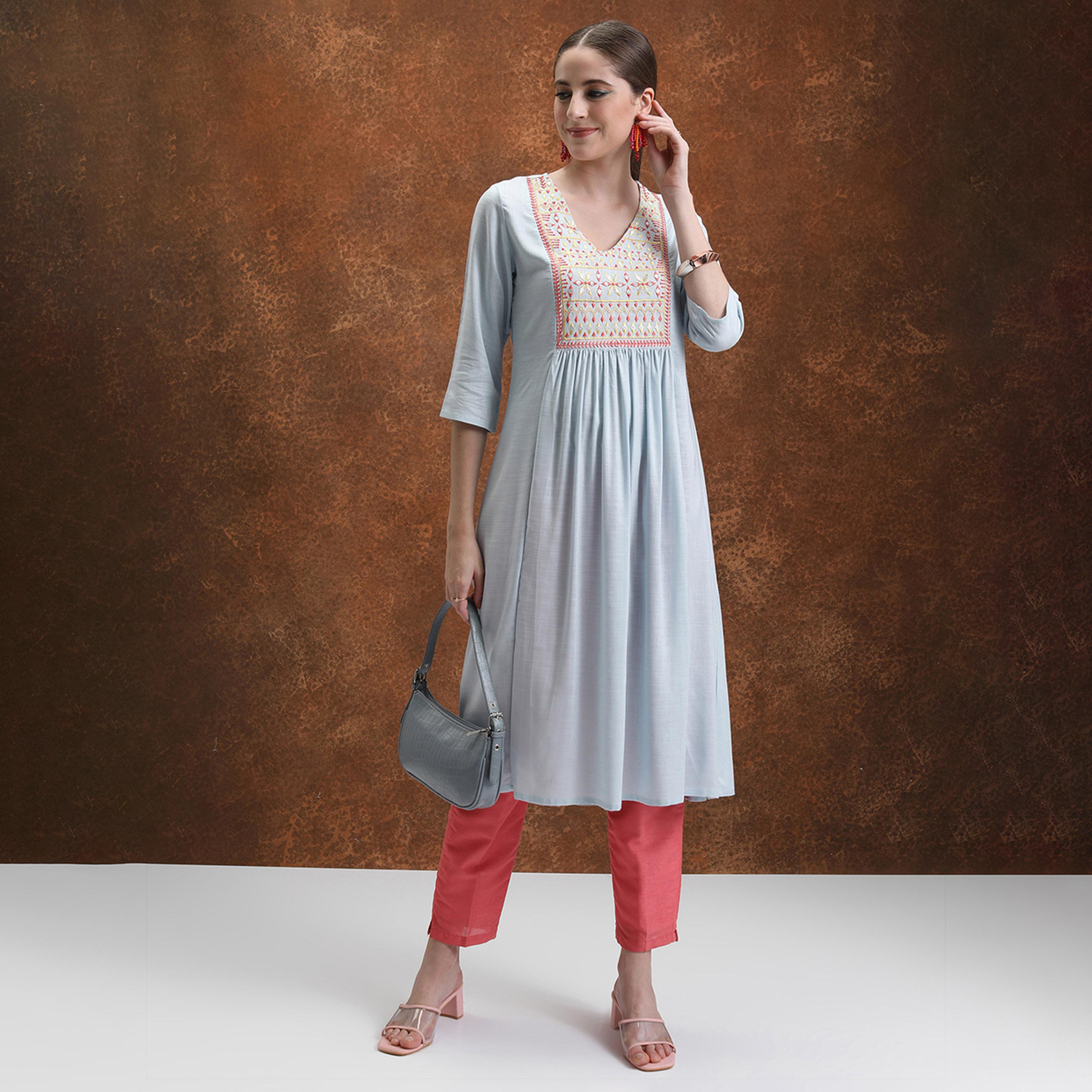 فيشود × ستايلي - كورتا بزخارف عرقية وياقة مزينة وقصة A مع كسرات-women-clothing-ethnicwear-kurtas-image-1