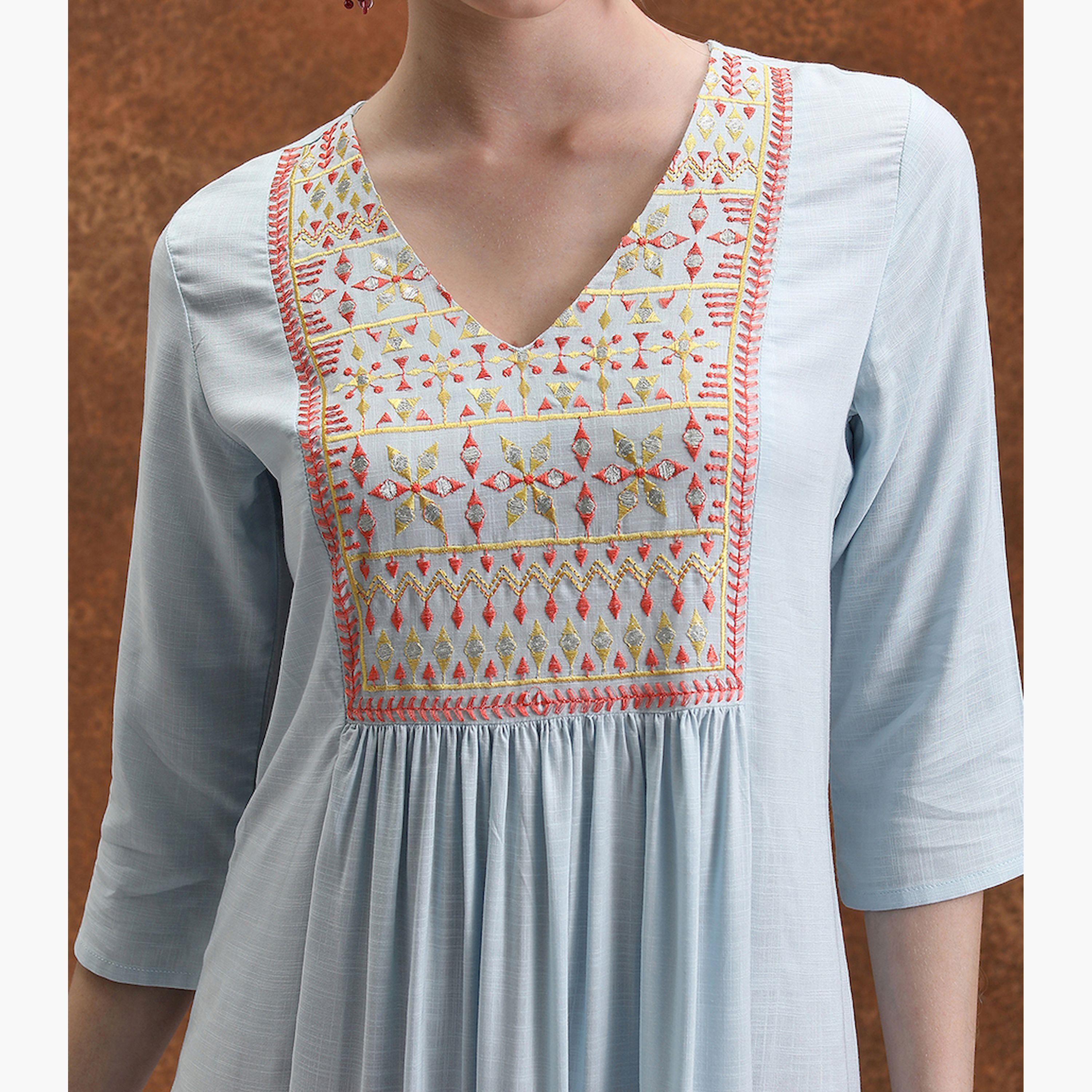 فيشود × ستايلي - كورتا بزخارف عرقية وياقة مزينة وقصة A مع كسرات-women-clothing-ethnicwear-kurtas-image-5