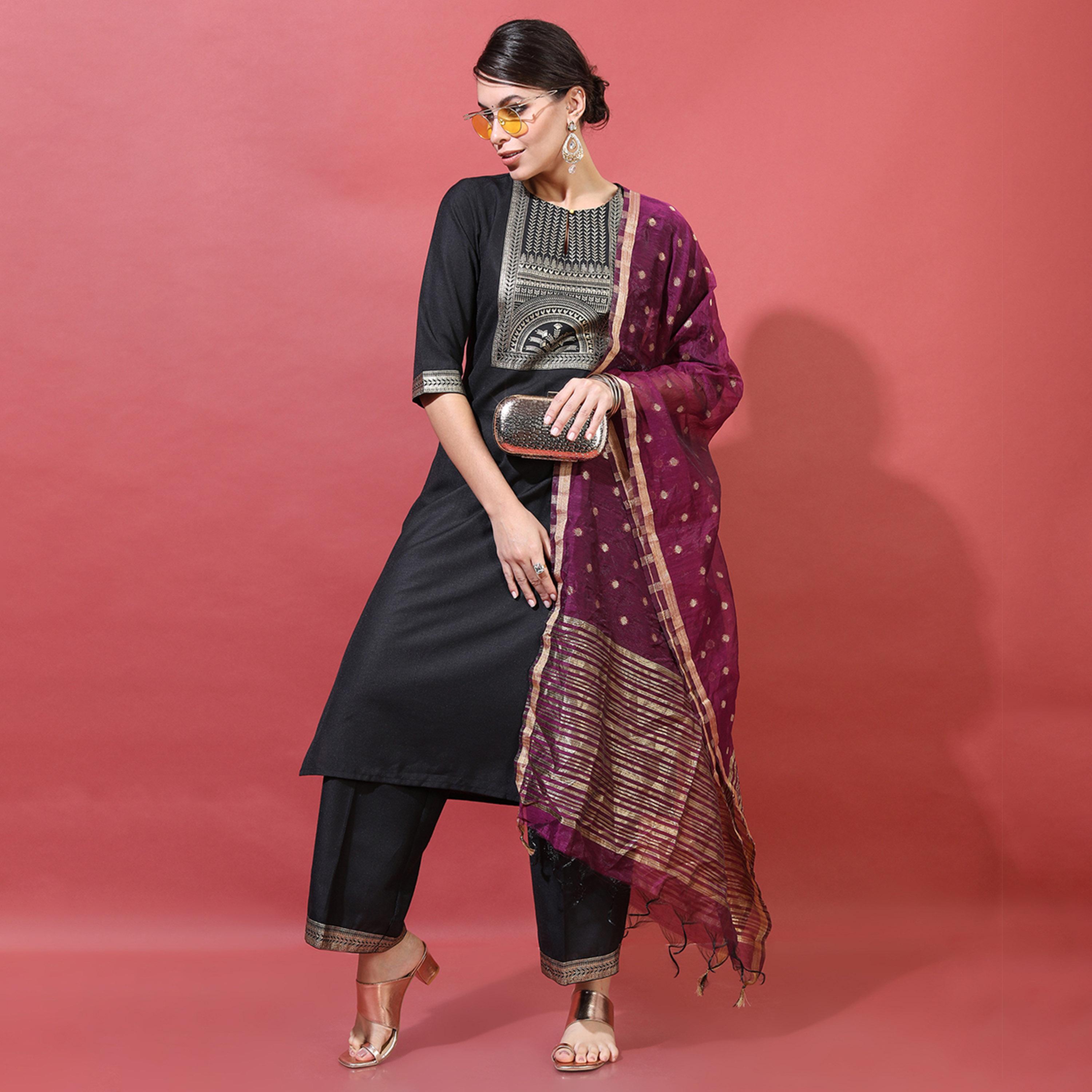 فيشود × ستايلي - كورتا مطبوعة بزخارف عرقية مع بنطال ووشاح باللون الأسود للنساء-women-clothing-ethnicwear-sareesets-image-1