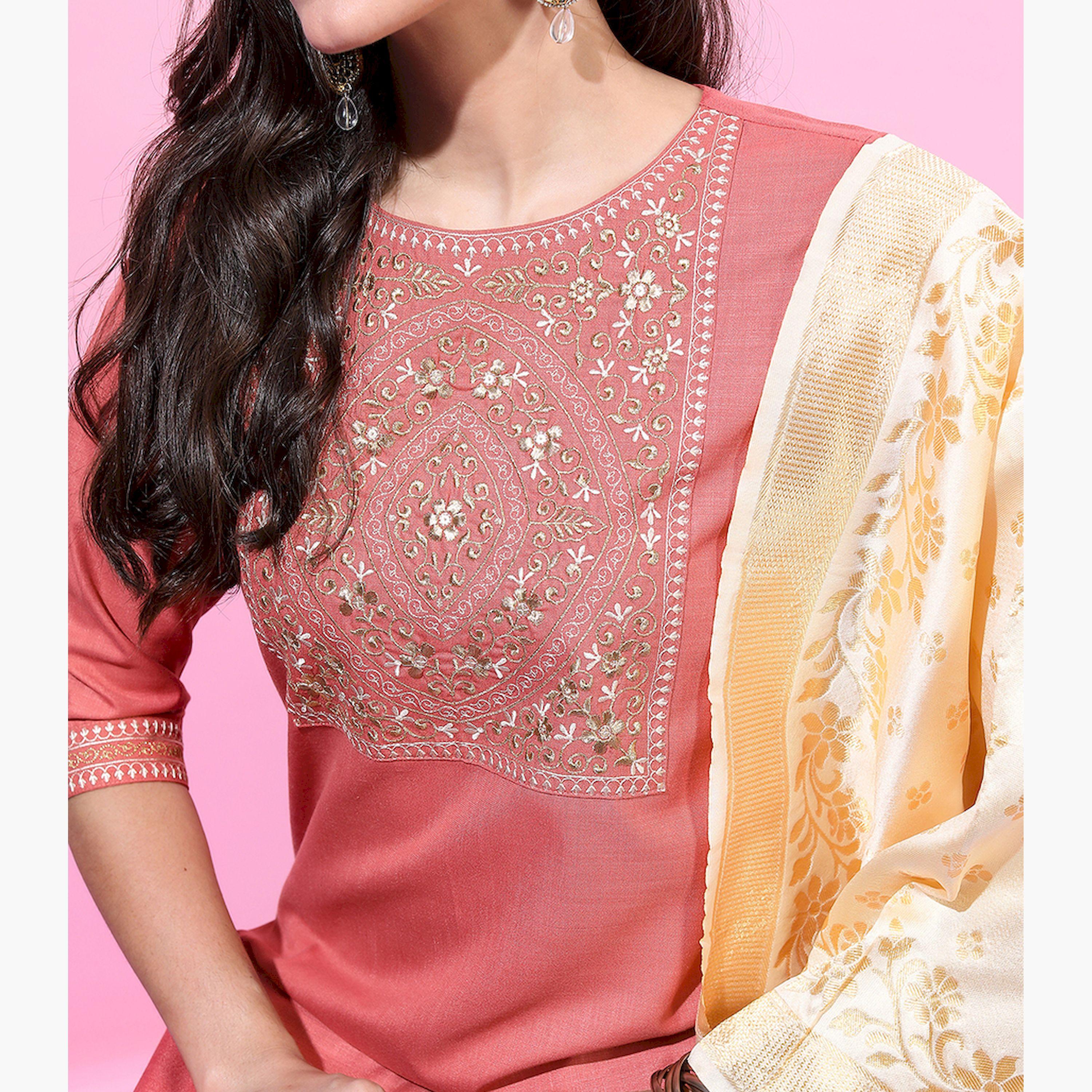 فيشود × ستايلي - كورتا نسائية بياقة مزينة مع بنطال بالازو ووشاح دوباتا - مرجاني-women-clothing-ethnicwear-sareesets-image-4