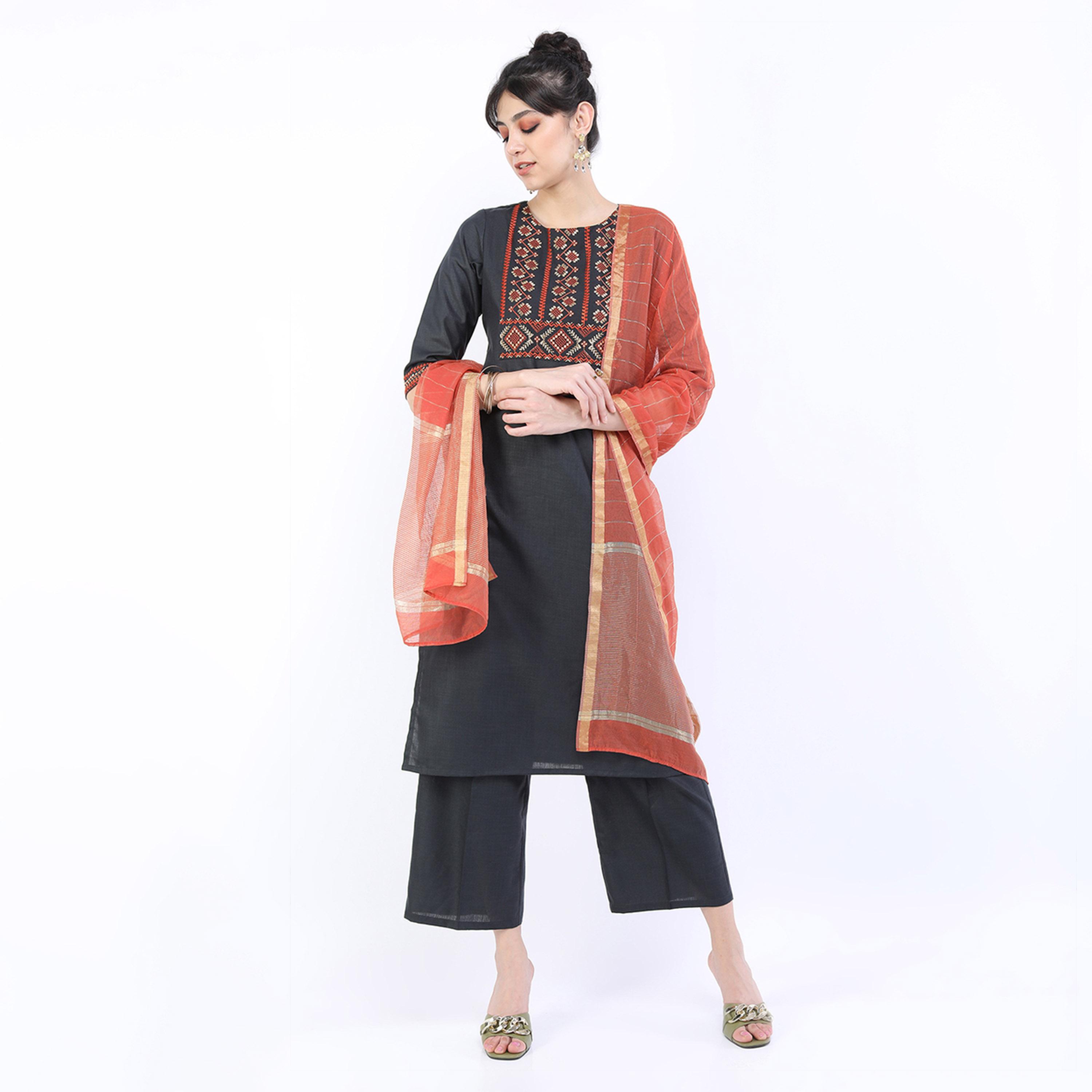 فيشود × ستايلي - كورتا نسائية مطبوعة بالورود باللون الأخضر مع بنطال بالازو ووشاح دوباتا-women-clothing-ethnicwear-sareesets-image-1