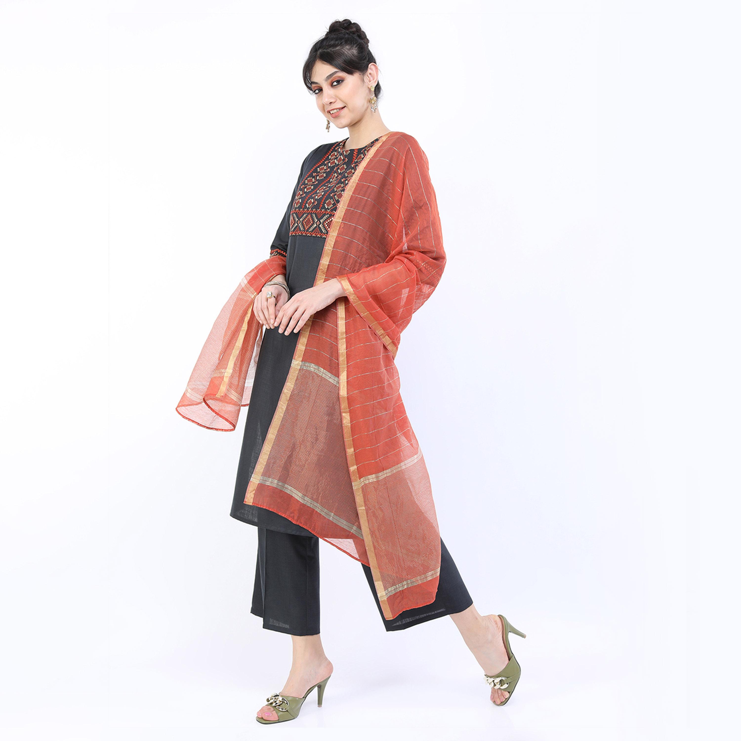 فيشود × ستايلي - كورتا نسائية مطبوعة بالورود باللون الأخضر مع بنطال بالازو ووشاح دوباتا-women-clothing-ethnicwear-sareesets-image-2