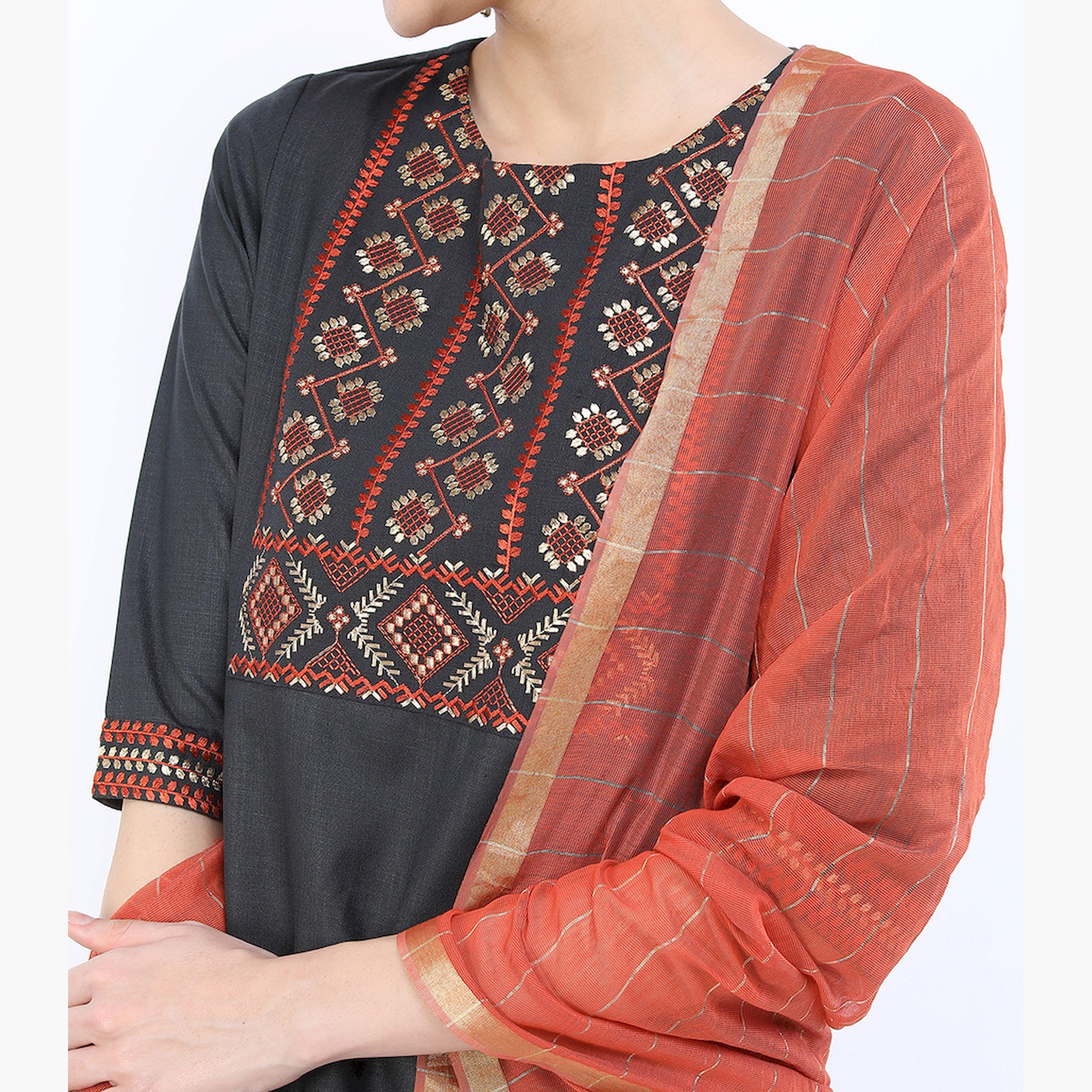 فيشود × ستايلي - كورتا نسائية مطبوعة بالورود باللون الأخضر مع بنطال بالازو ووشاح دوباتا-women-clothing-ethnicwear-sareesets-image-4