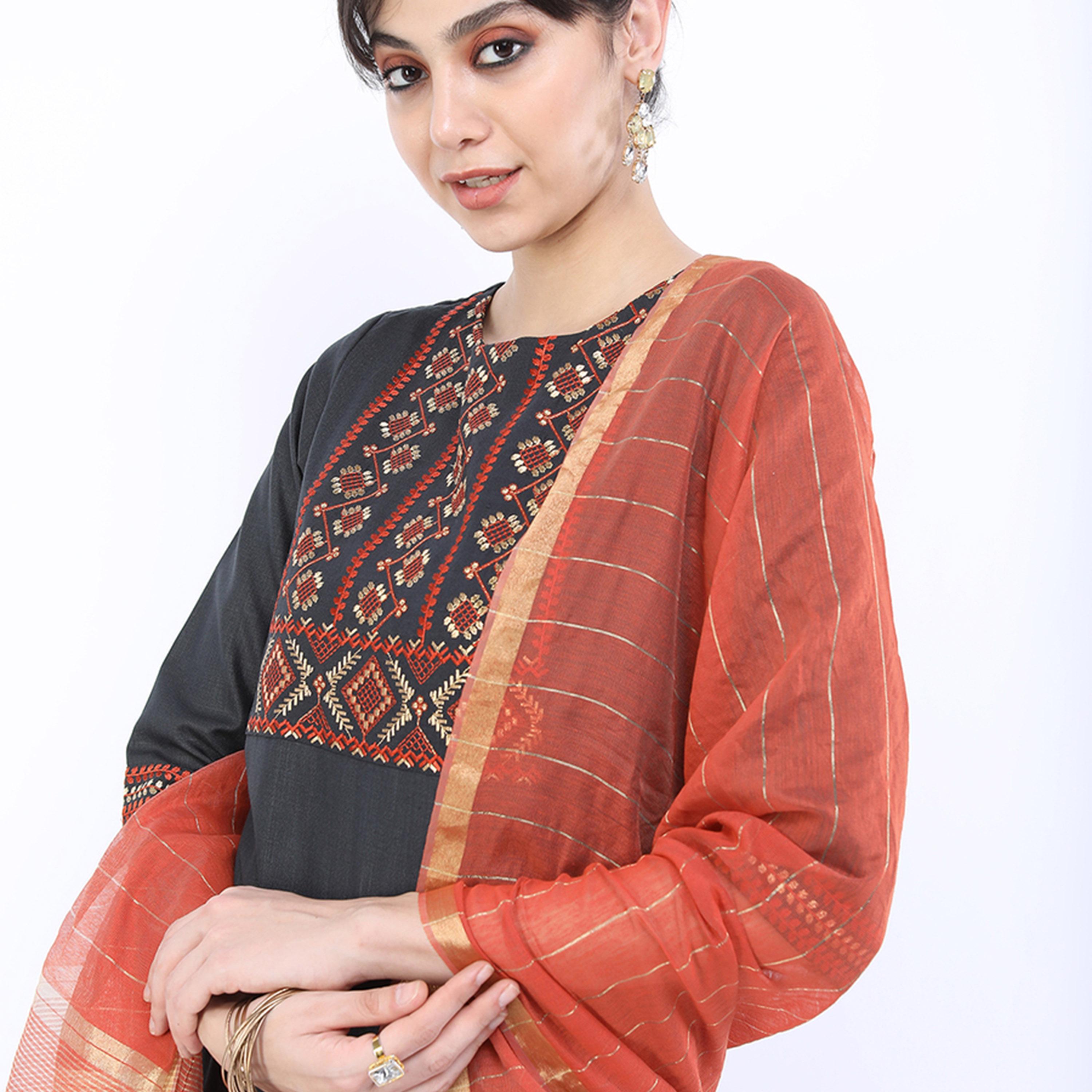 فيشود × ستايلي - كورتا نسائية مطبوعة بالورود باللون الأخضر مع بنطال بالازو ووشاح دوباتا-women-clothing-ethnicwear-sareesets-image-5