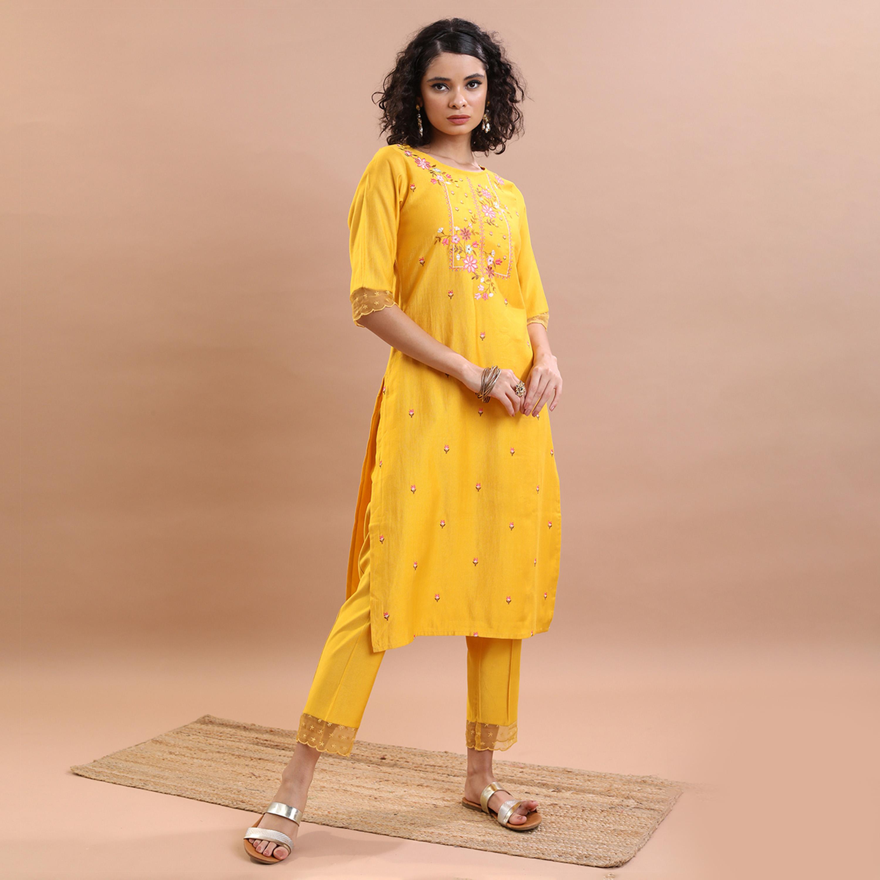 فيشود × ستايلي - كورتا مطرزة بالزهور مع بنطال ووشاح-women-clothing-ethnicwear-sareesets-image-4