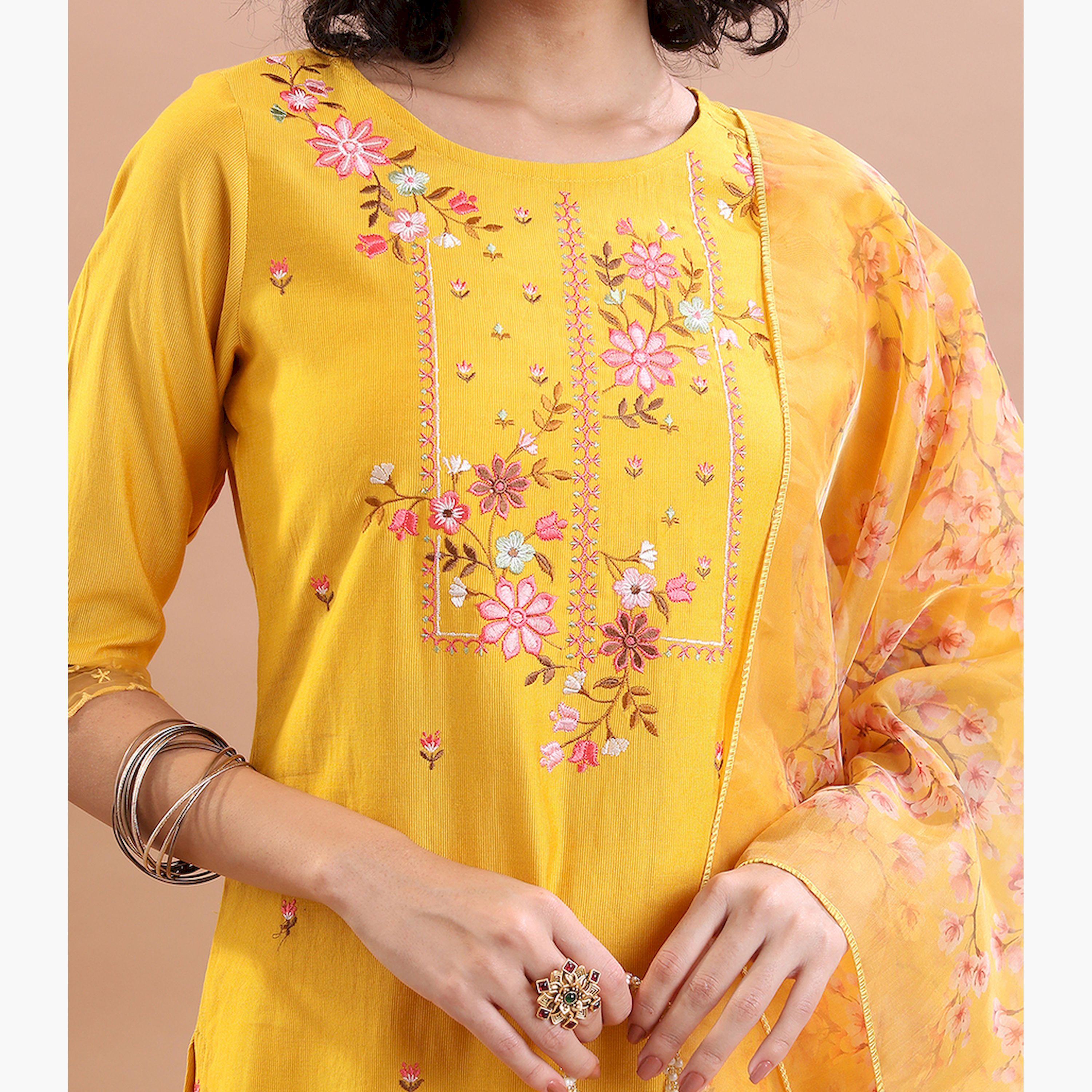 فيشود × ستايلي - كورتا مطرزة بالزهور مع بنطال ووشاح-women-clothing-ethnicwear-sareesets-image-5