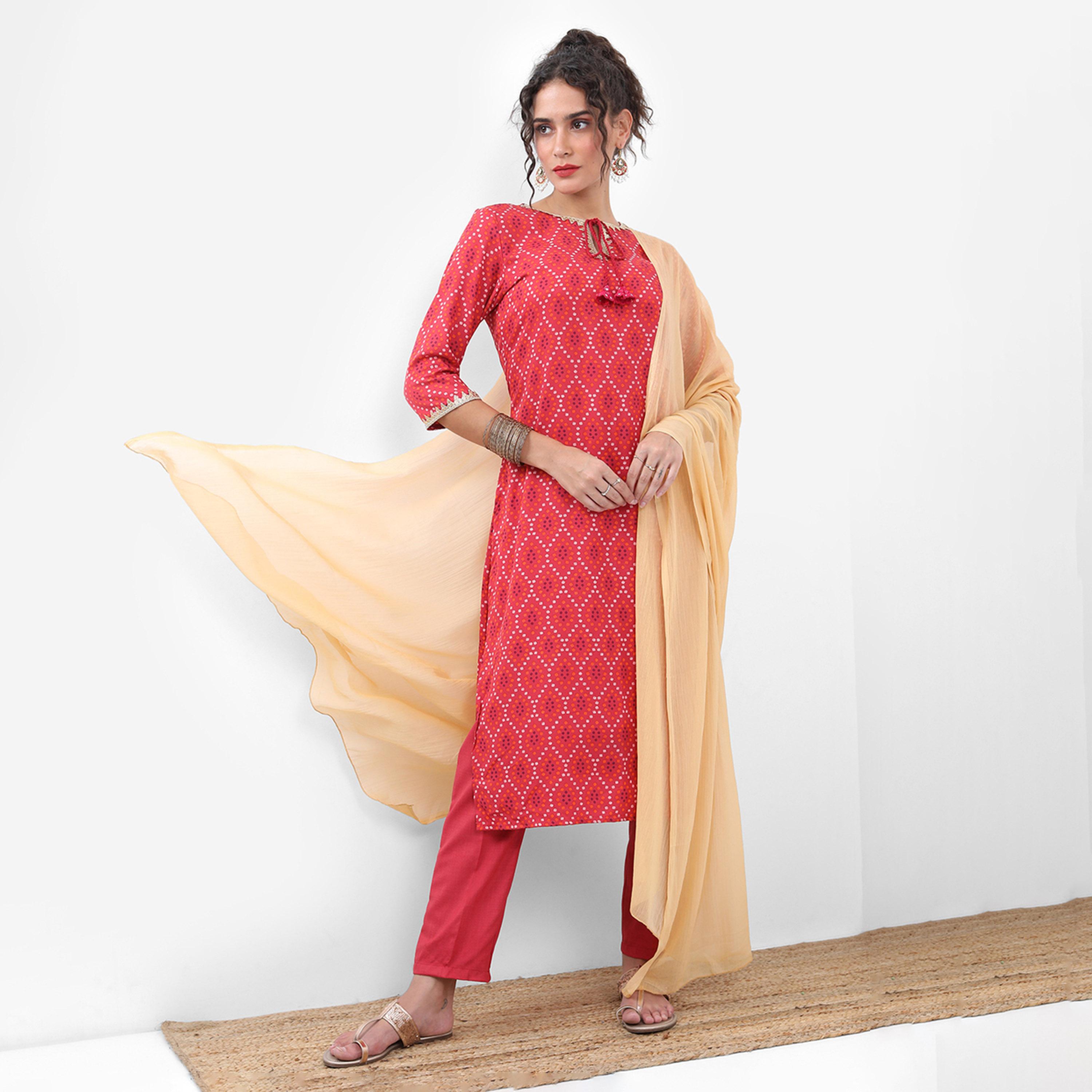 فيشود × ستايلي - كورتا بانداني مطبوعة برقبة برباط مع بنطال ووشاح - أحمر-women-clothing-ethnicwear-sareesets-image-1
