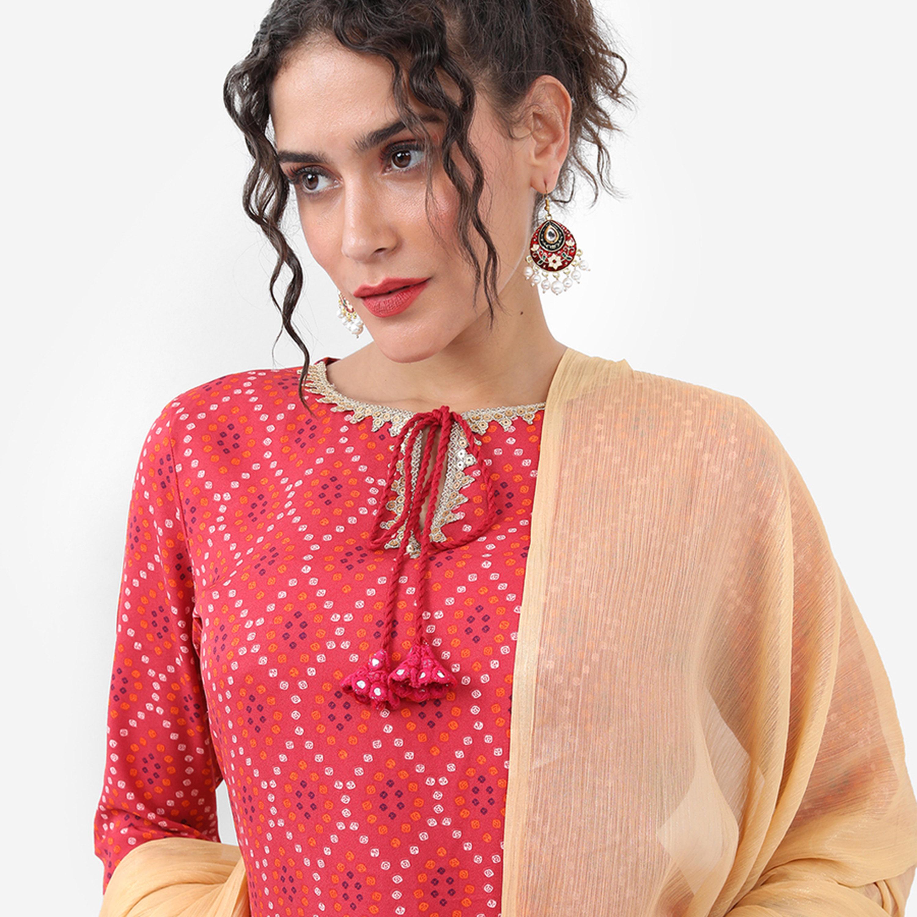 فيشود × ستايلي - كورتا بانداني مطبوعة برقبة برباط مع بنطال ووشاح - أحمر-women-clothing-ethnicwear-sareesets-image-2