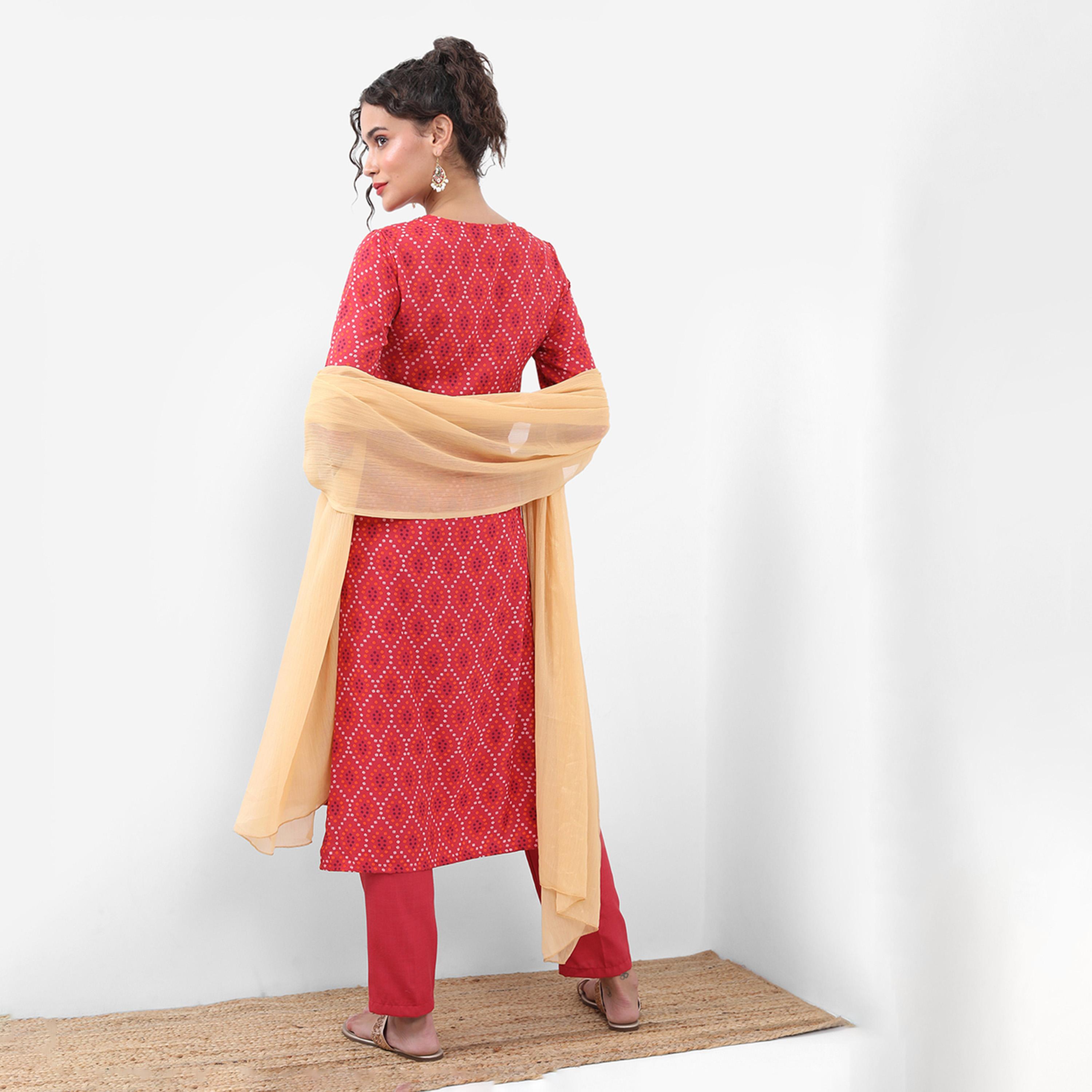 فيشود × ستايلي - كورتا بانداني مطبوعة برقبة برباط مع بنطال ووشاح - أحمر-women-clothing-ethnicwear-sareesets-image-3