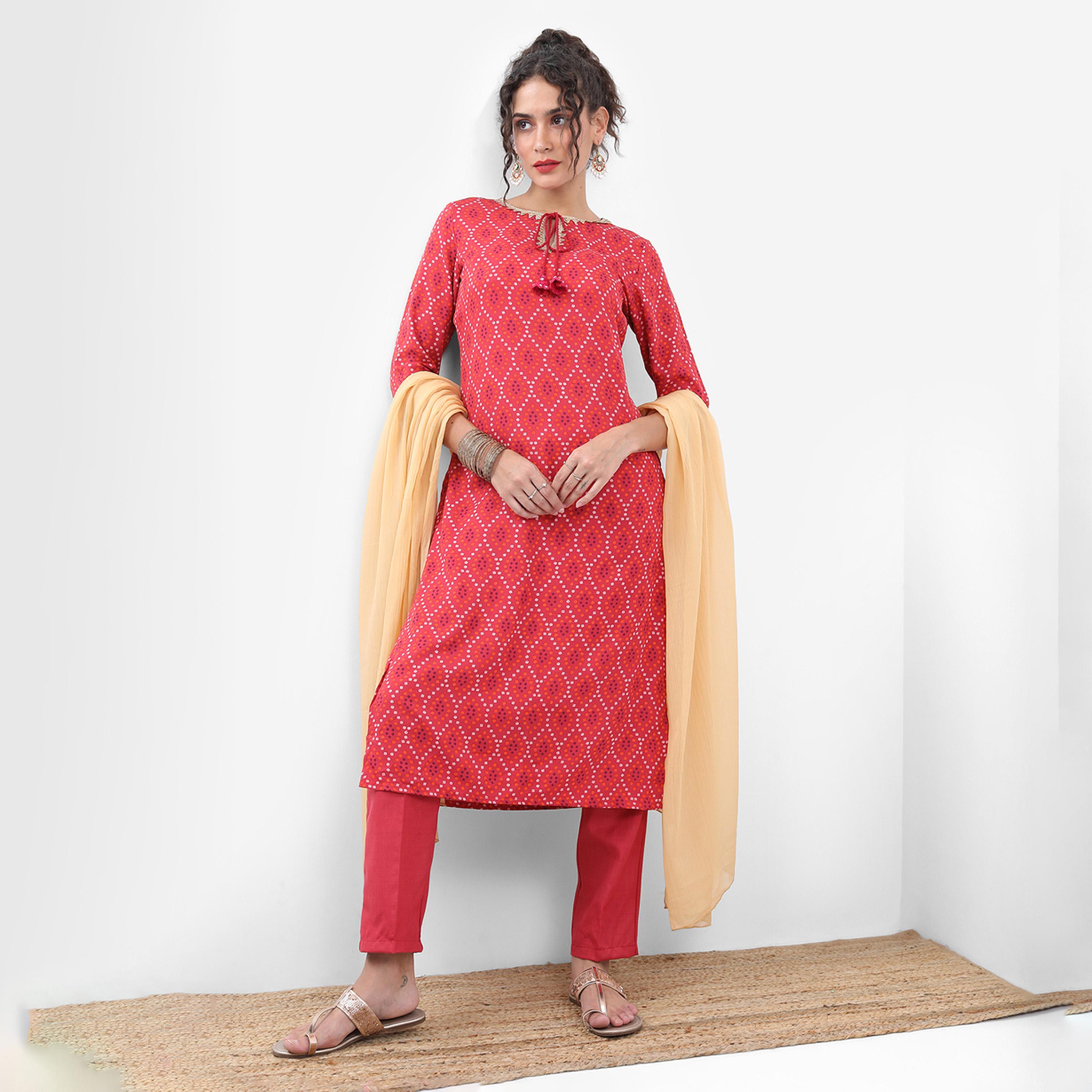 فيشود × ستايلي - كورتا بانداني مطبوعة برقبة برباط مع بنطال ووشاح - أحمر-women-clothing-ethnicwear-sareesets-image-4