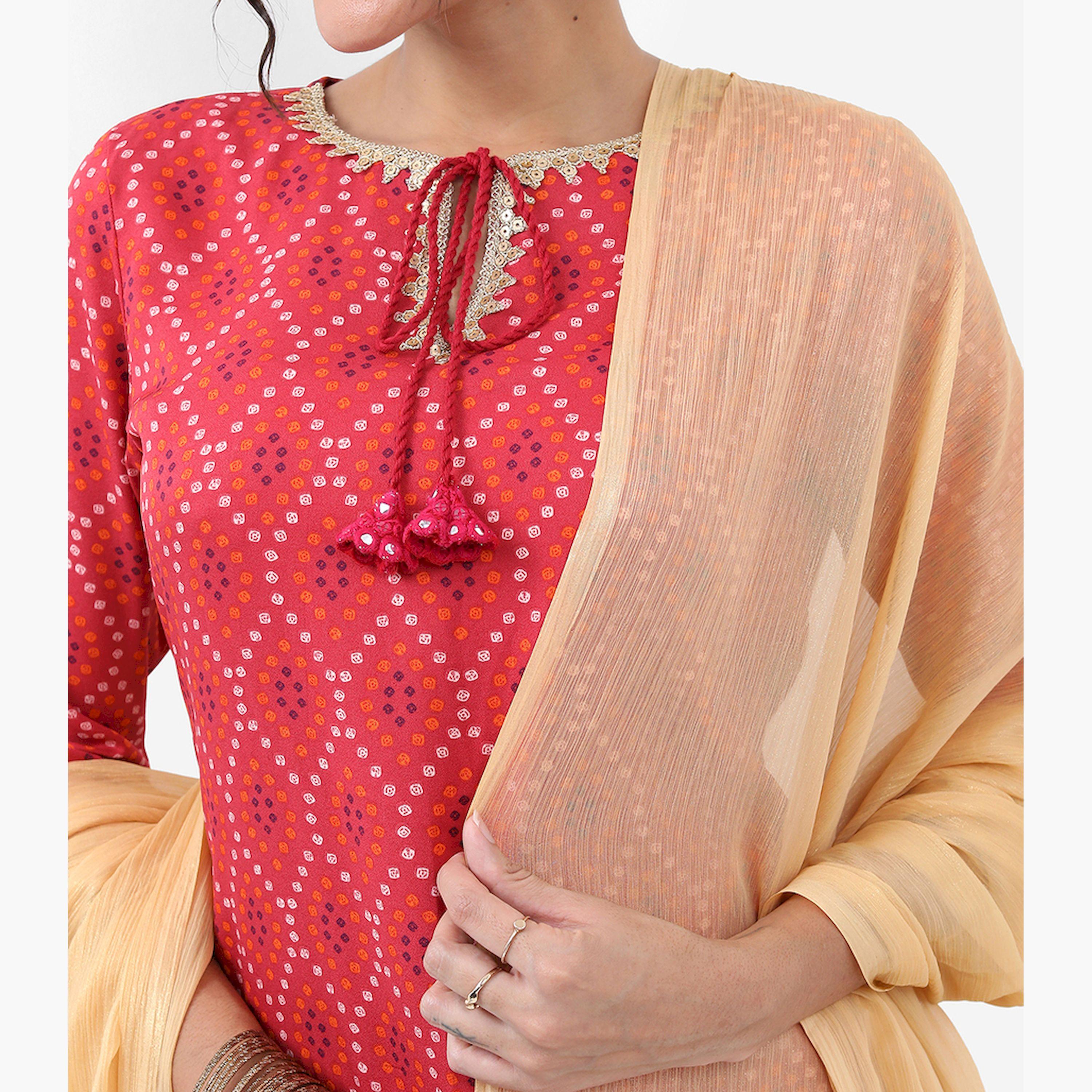 فيشود × ستايلي - كورتا بانداني مطبوعة برقبة برباط مع بنطال ووشاح - أحمر-women-clothing-ethnicwear-sareesets-image-5