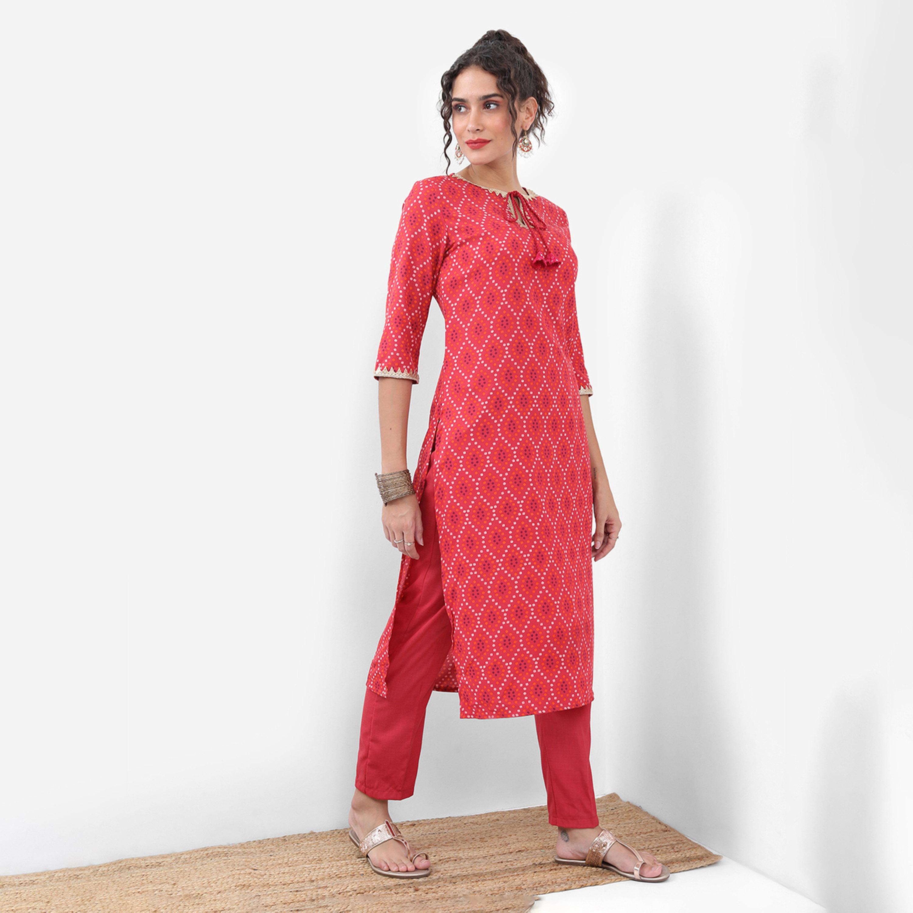 فيشود × ستايلي - كورتا بانداني مطبوعة برقبة برباط مع بنطال ووشاح - أحمر-women-clothing-ethnicwear-sareesets-image-6