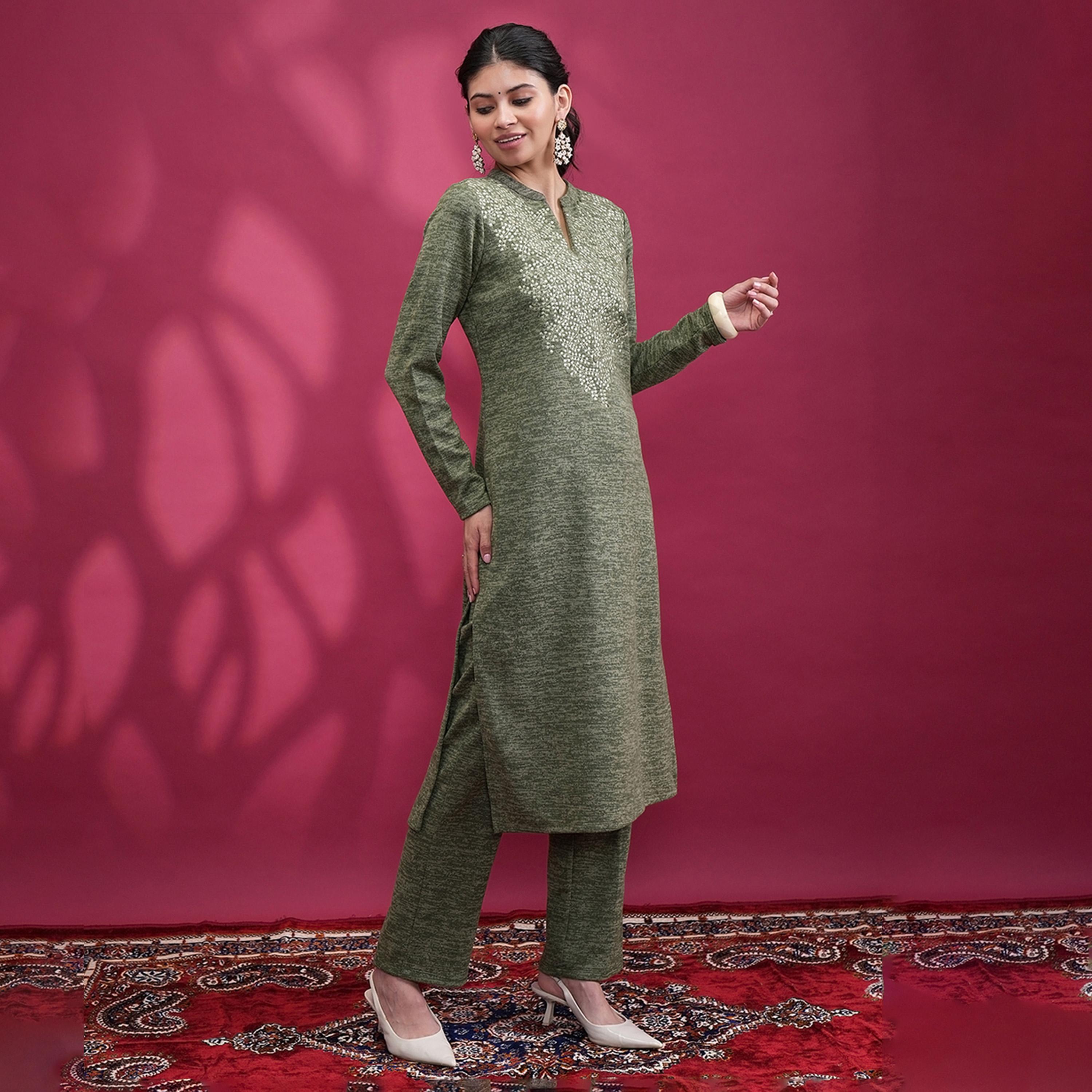 فيشود × ستايلي - كورتا مستقيمة مطرزة بالورود مع بنطال - أخضر زيتي-women-clothing-ethnicwear-kurtasets-image-4