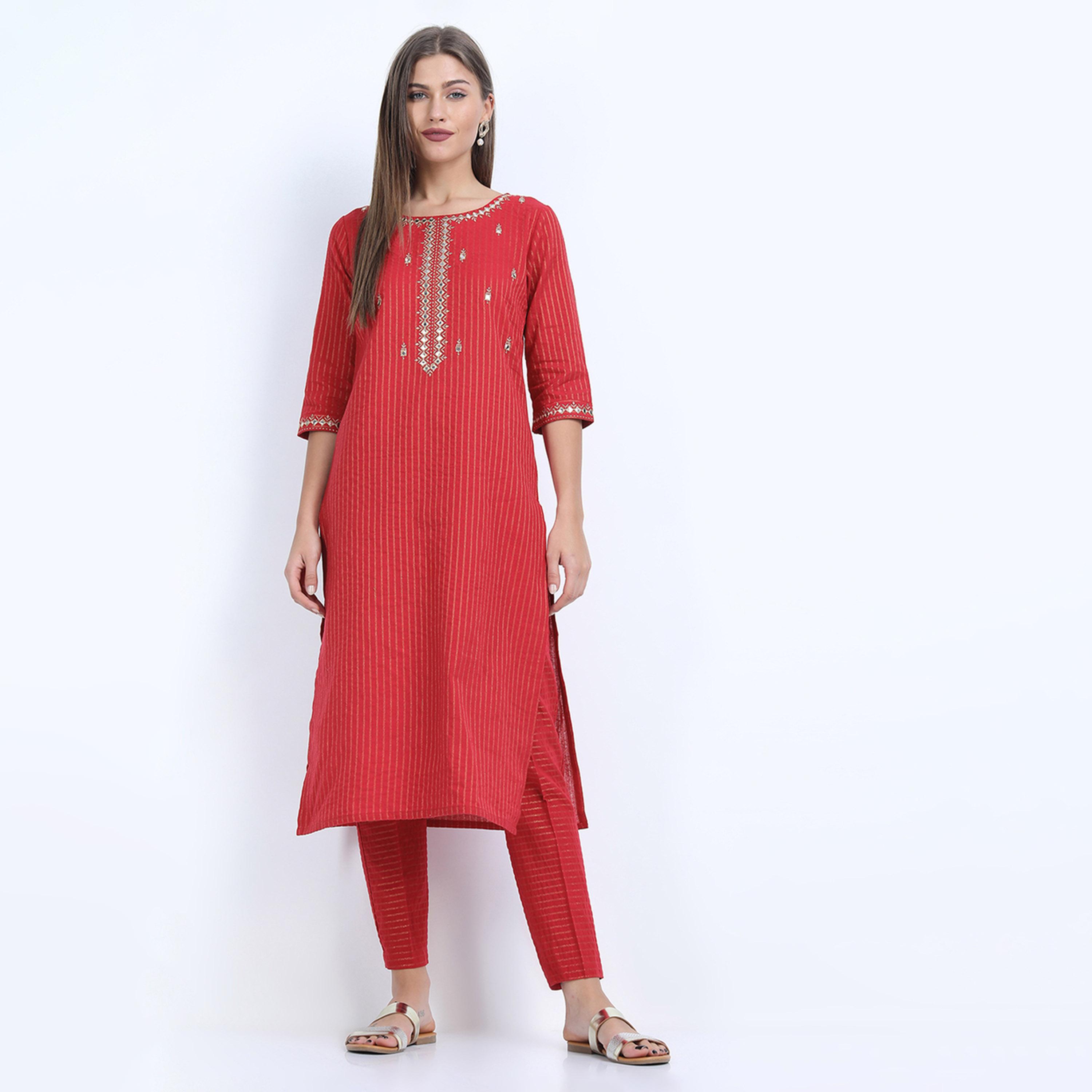 فيشود × ستايلي - كورتا نسائية مطرزة من القطن الخالص مع بنطال - أحمر-women-clothing-ethnicwear-kurtasets-image-1