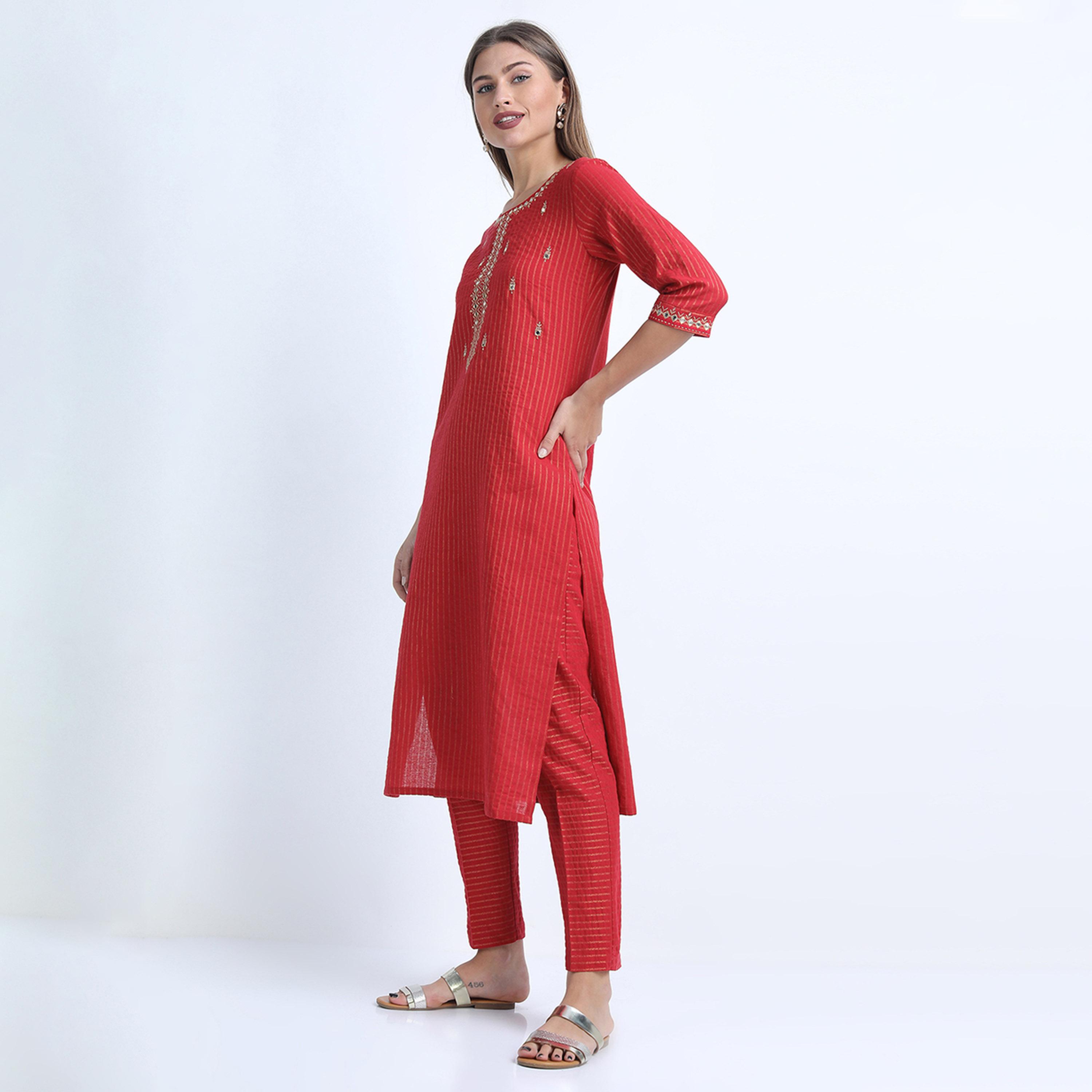 فيشود × ستايلي - كورتا نسائية مطرزة من القطن الخالص مع بنطال - أحمر-women-clothing-ethnicwear-kurtasets-image-2