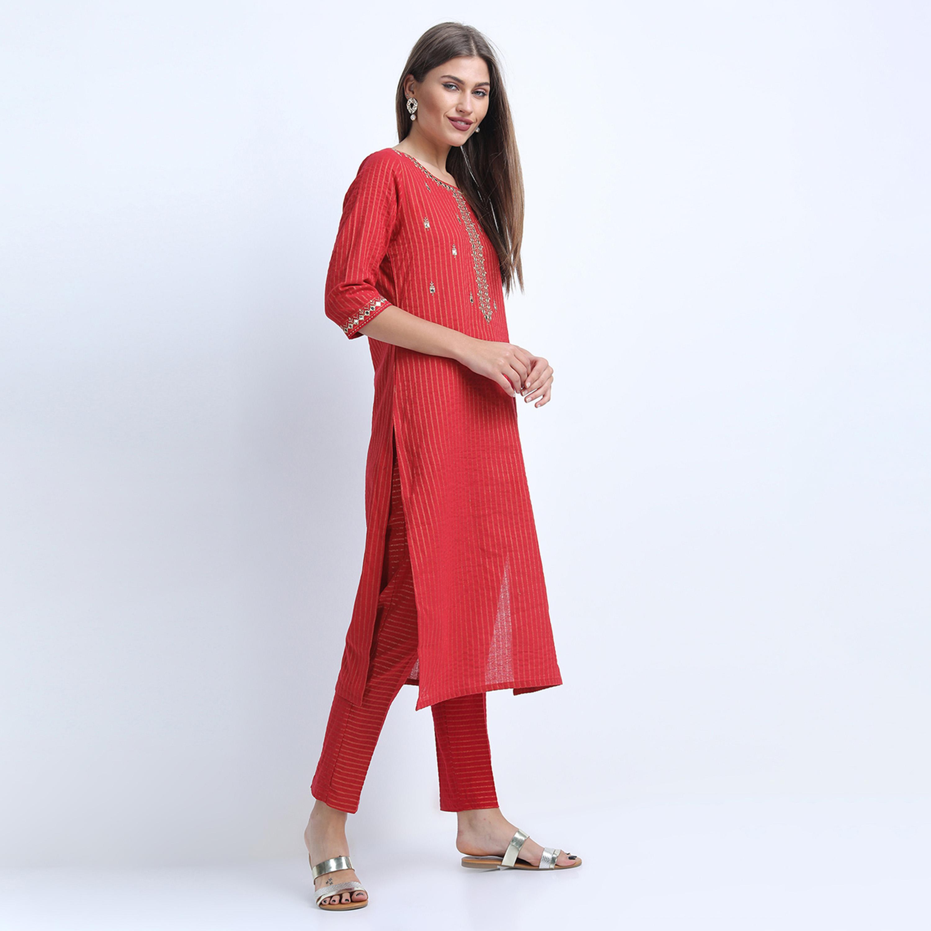 فيشود × ستايلي - كورتا نسائية مطرزة من القطن الخالص مع بنطال - أحمر-women-clothing-ethnicwear-kurtasets-image-5