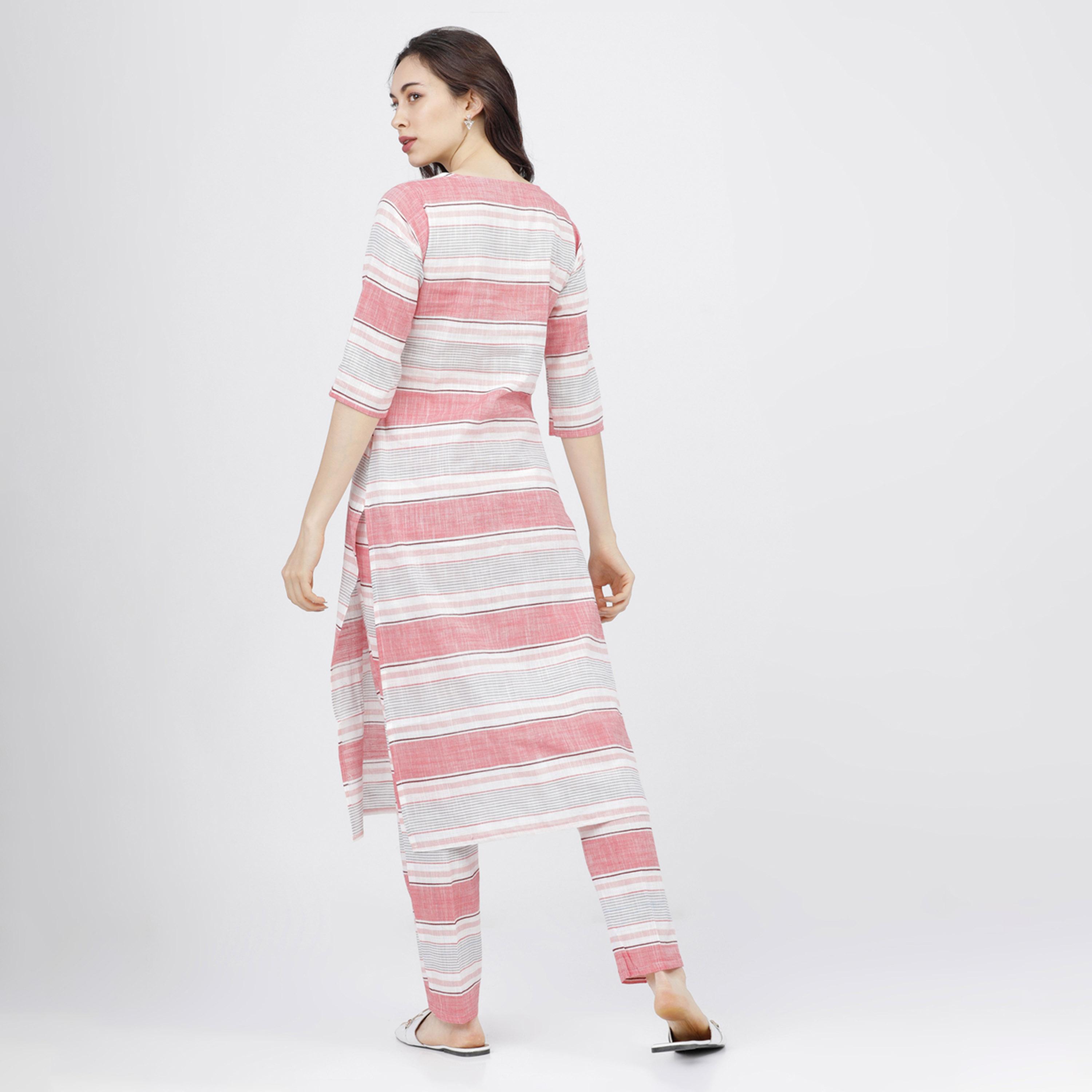 فيشود × ستايلي - كورتا نسائية من القطن مع بنطال بالازو ووشاح - أوف وايت ومرجاني-women-clothing-ethnicwear-sareesets-image-3