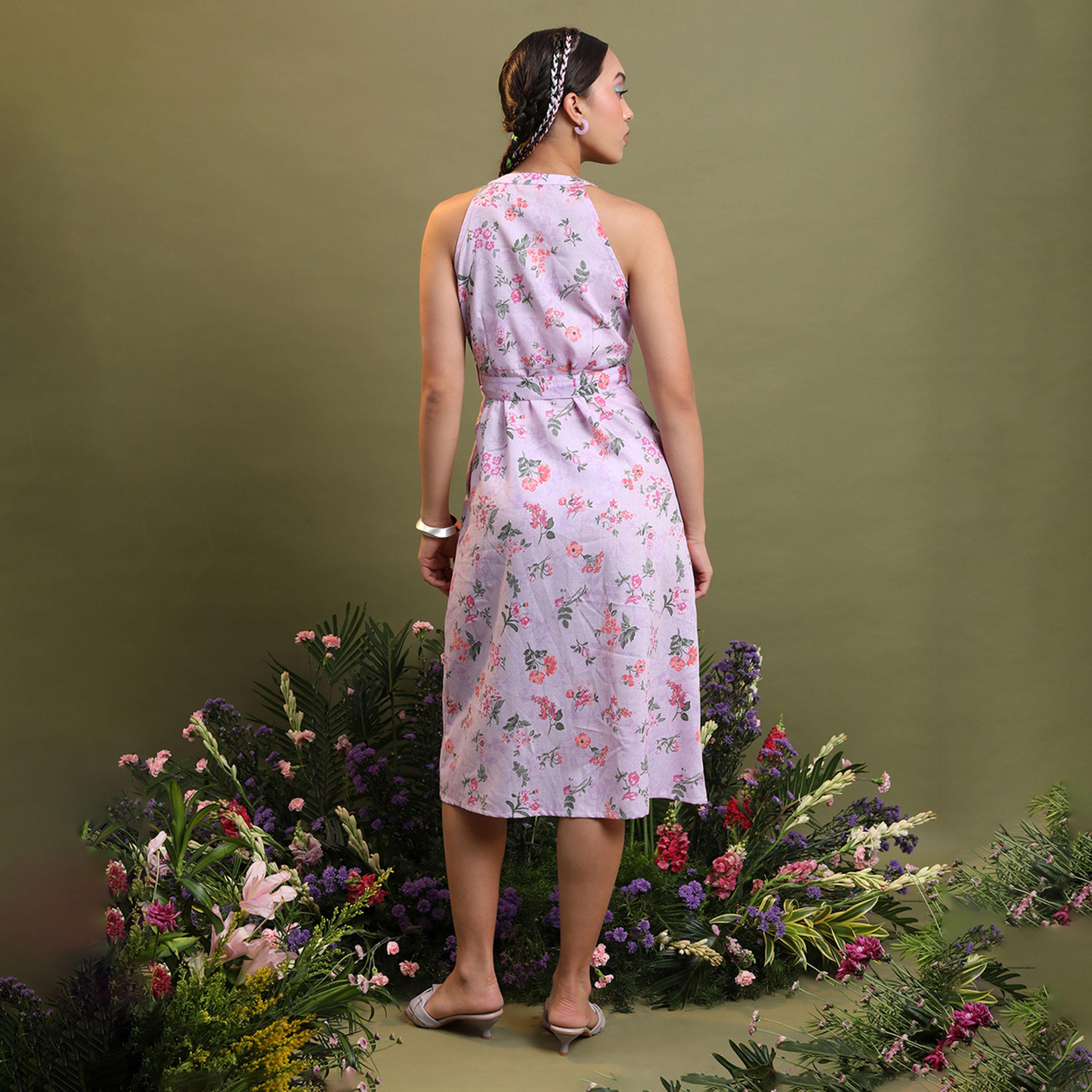 فيشود × ستايلي - فستان متوسط الطول بقصة A وطبعة زهور لافندر وياقة هالتر-women-clothing-dresses-image-3
